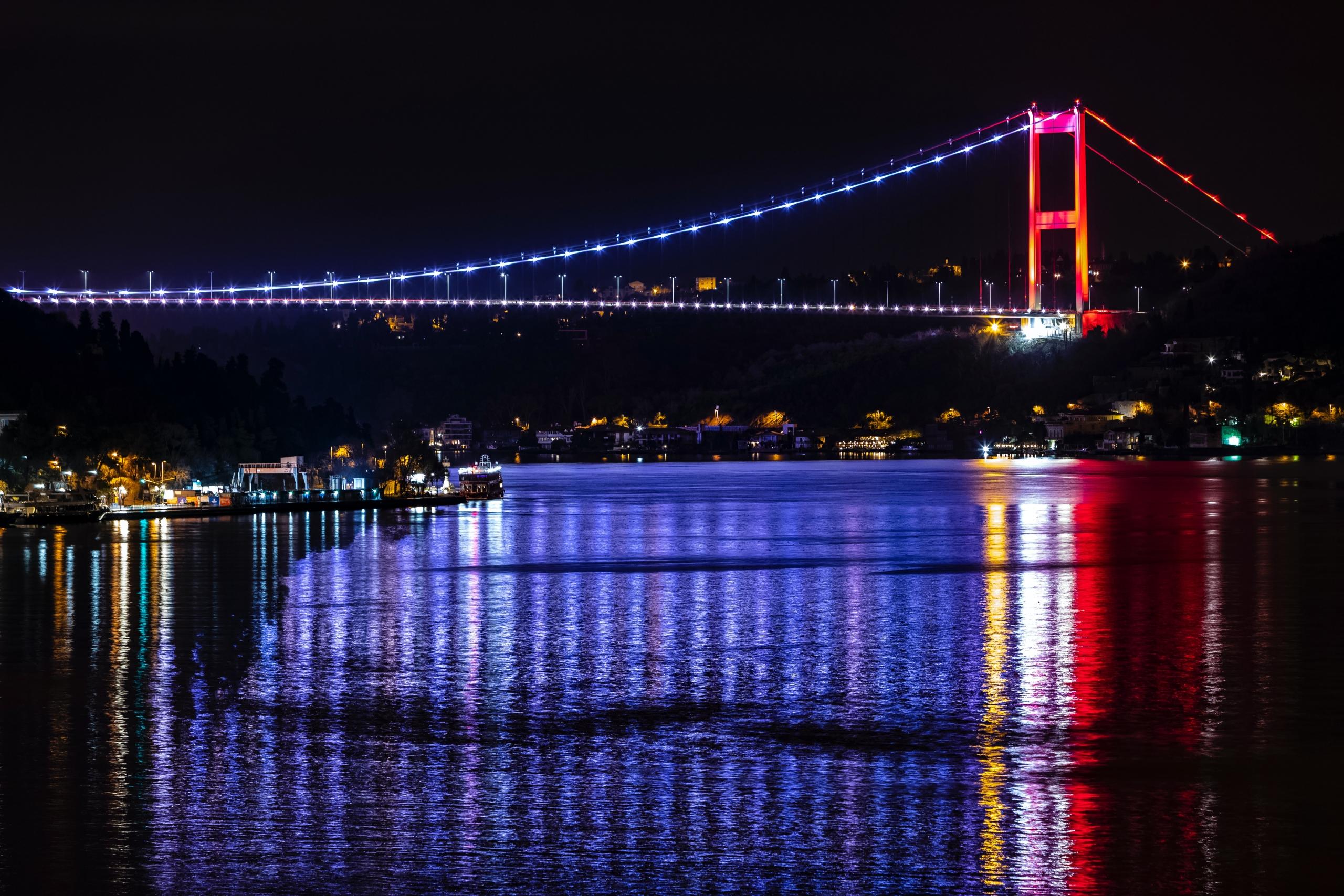 İstanbul akşam ışıklı Boğaz manzarası