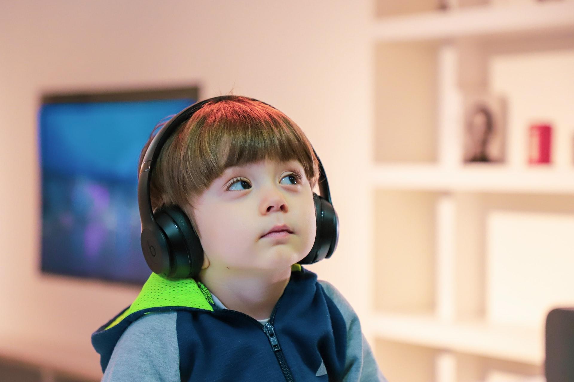 Kulaklıkla müzik dinleyen çocuk.