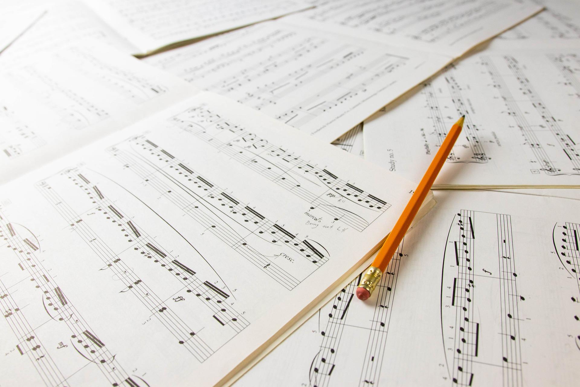 Müzik notaları ve çalışma defteri