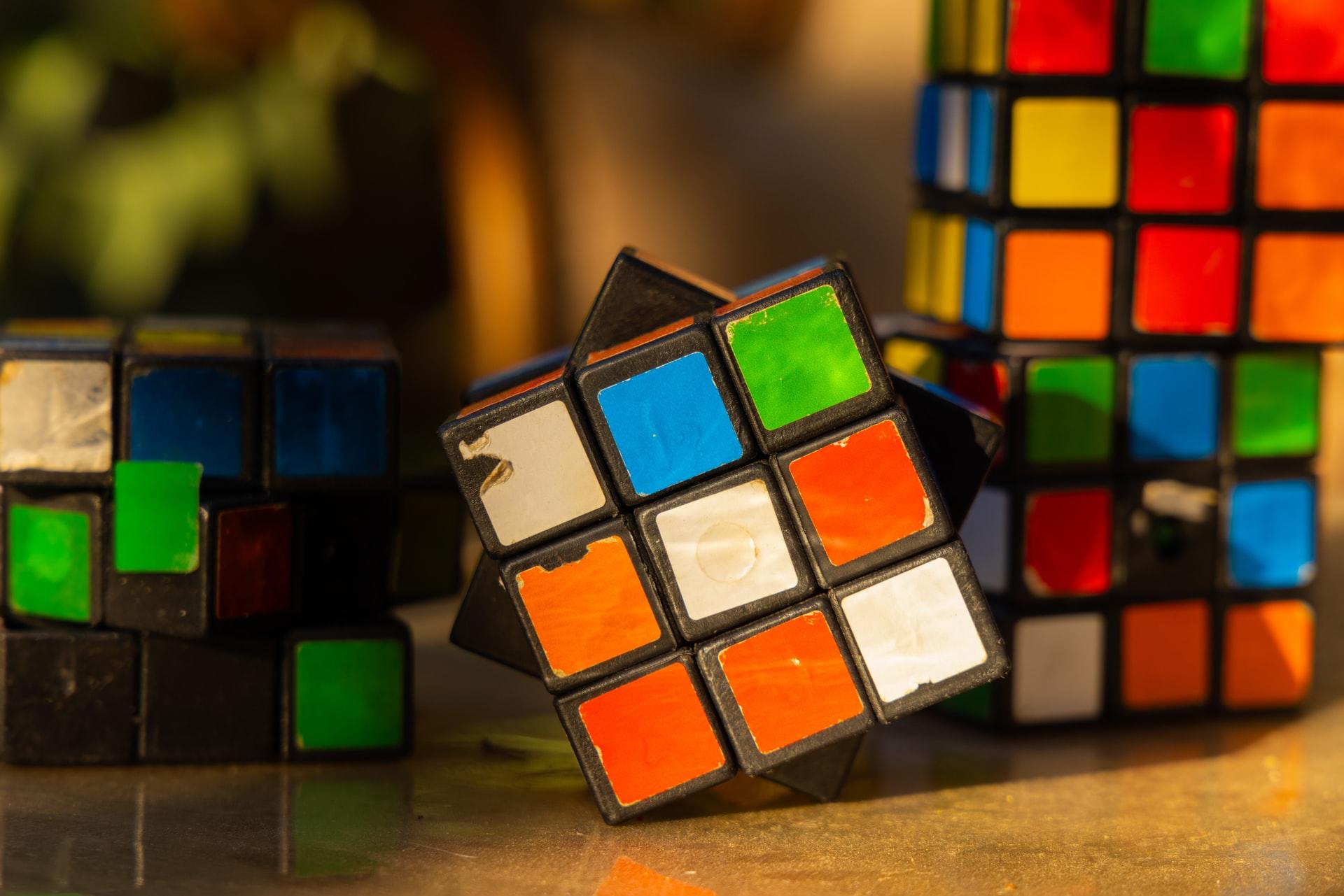 Renkli rubik küpler