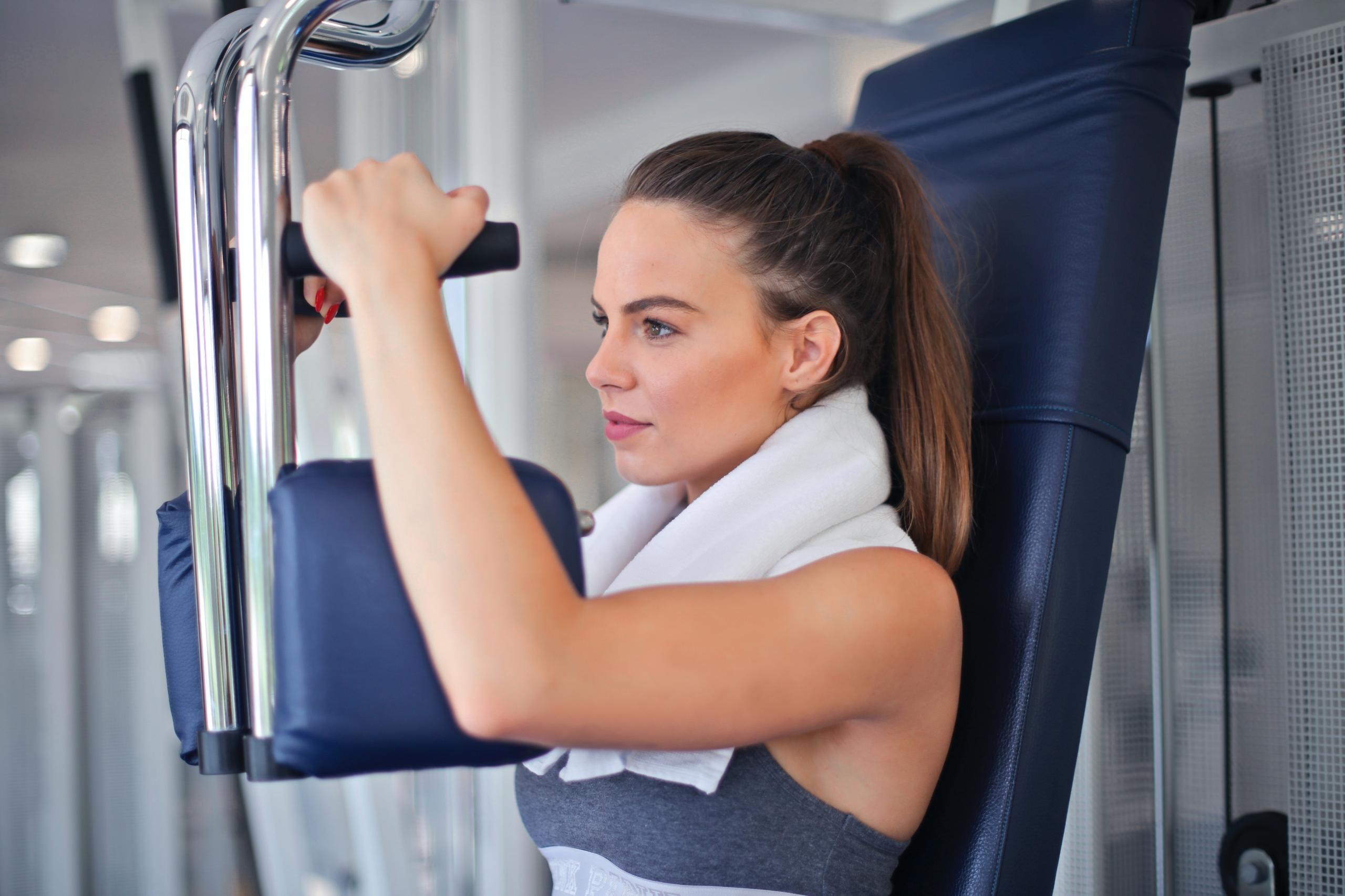 Salonda spor yapan havlulu kadın