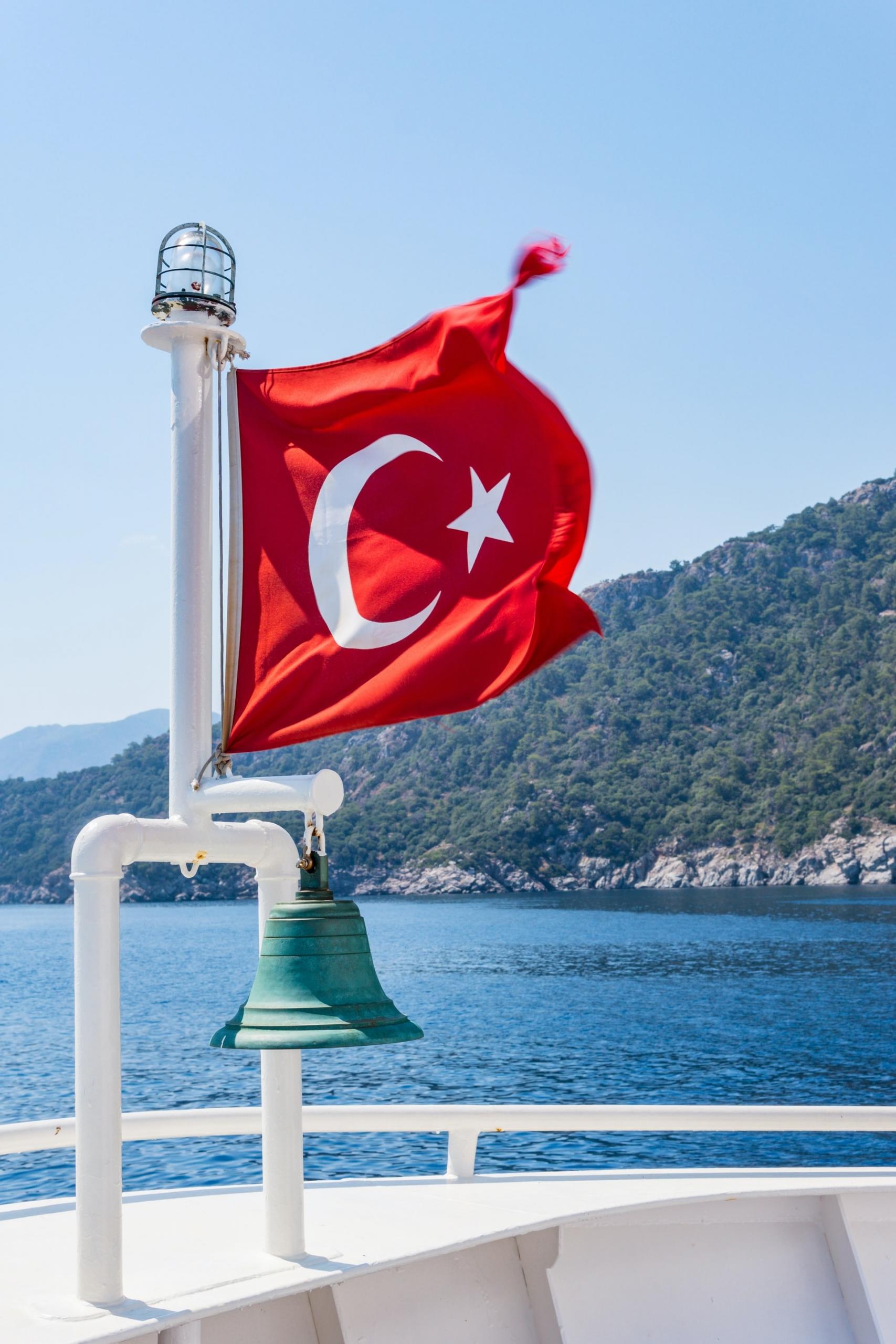 Teknede dalgalanan Türk bayrağı