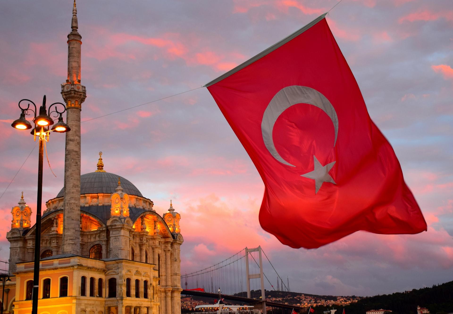 Ay yıldızlı Türk bayrağı