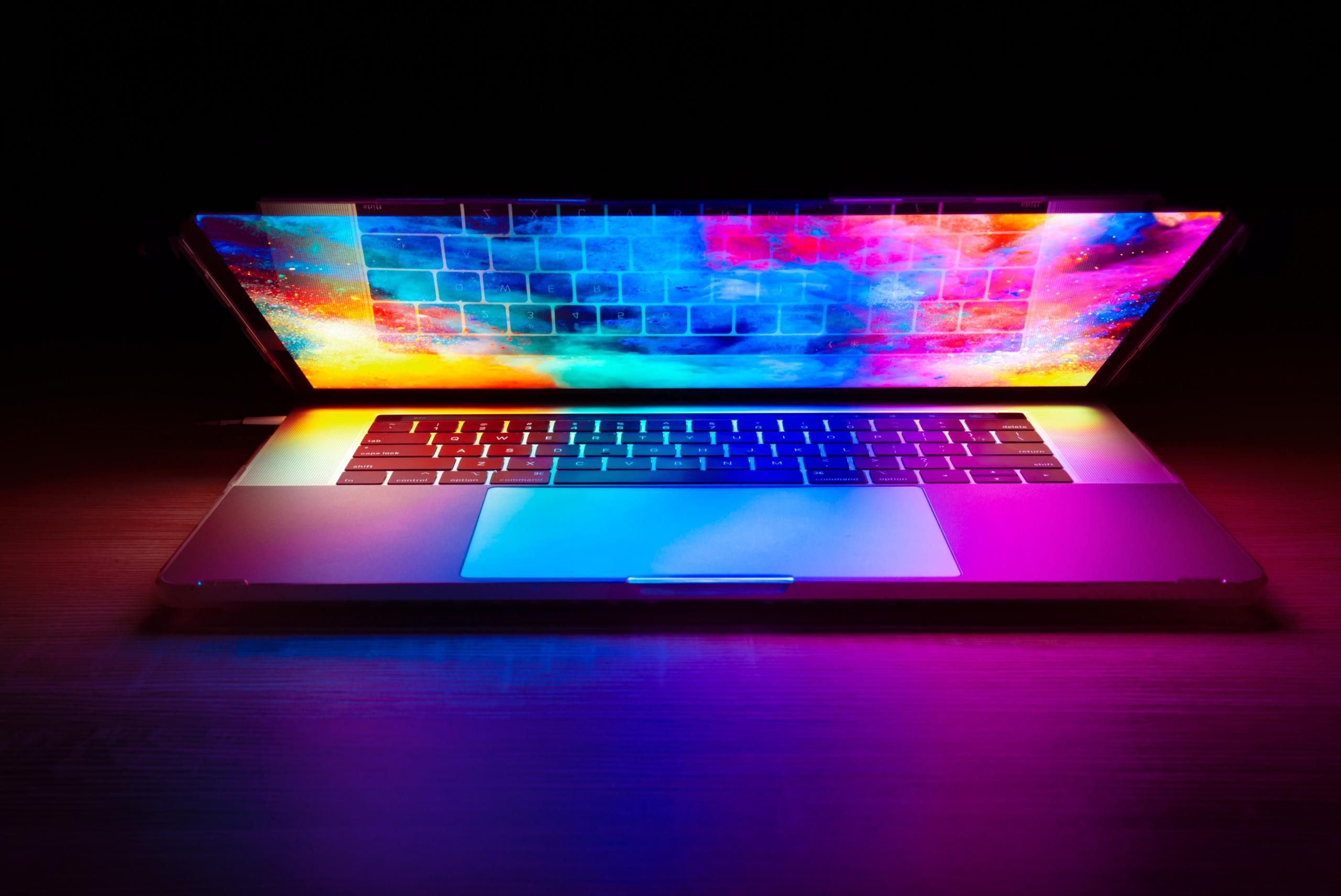 Yarı açık laptopta renkli duvar kâğıdı