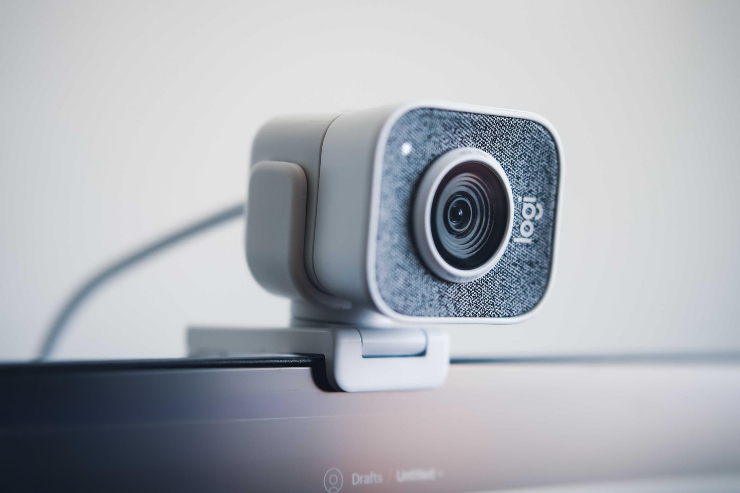 Bilgisayarın üstündeki beyaz küçük web cam