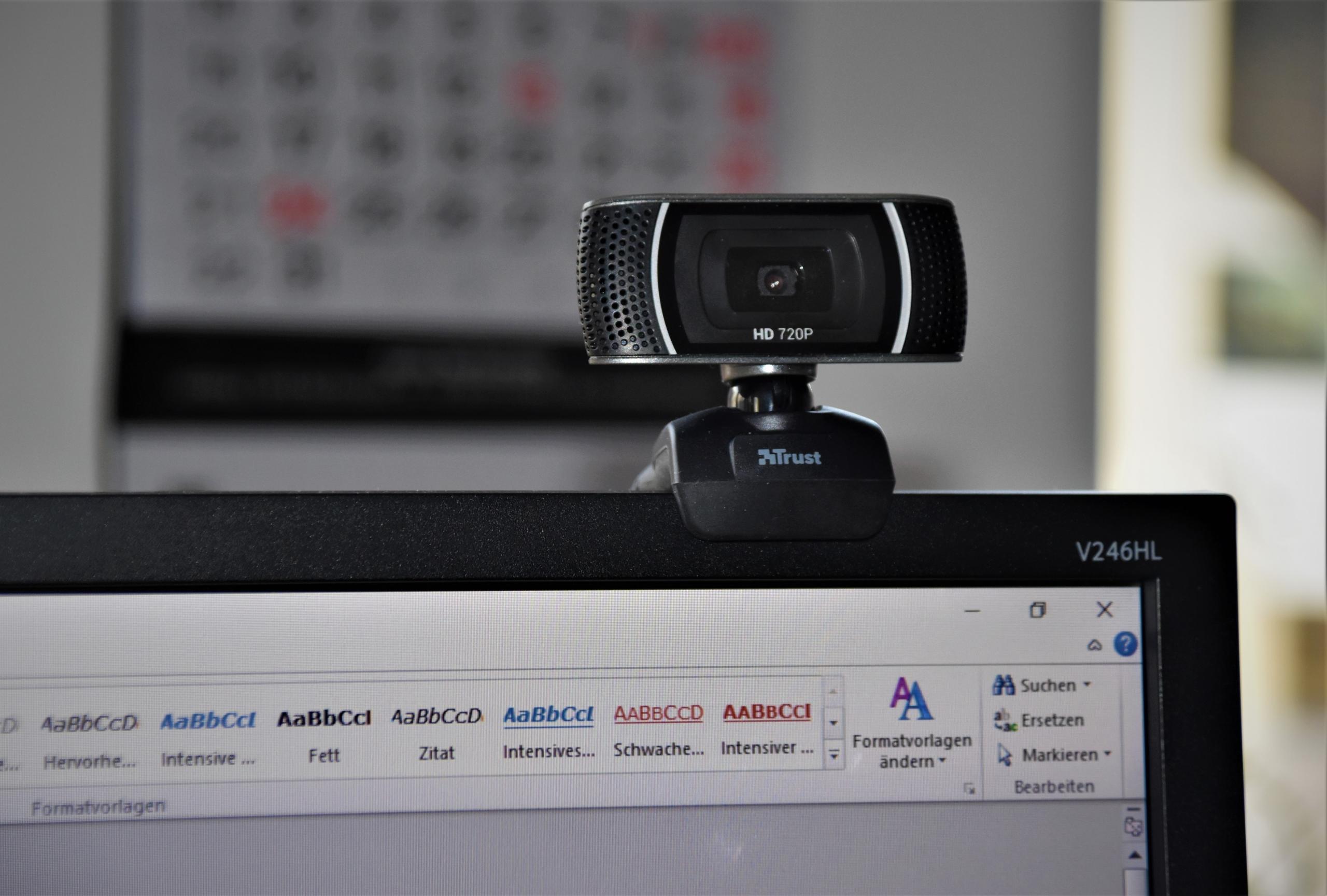 Bilgisayar üstünde siyah web cam