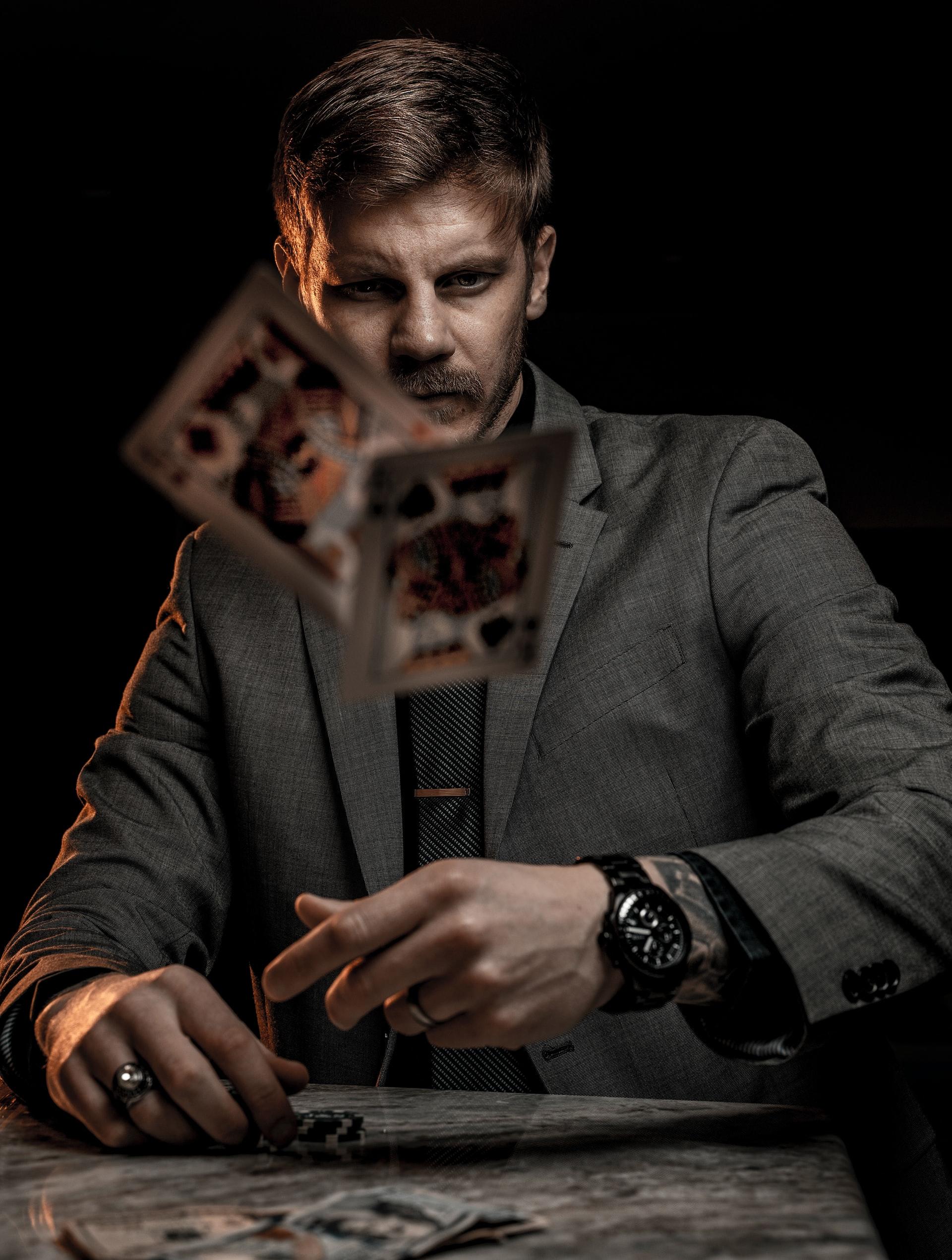 Poker oynayan soğuk ifadeli adam