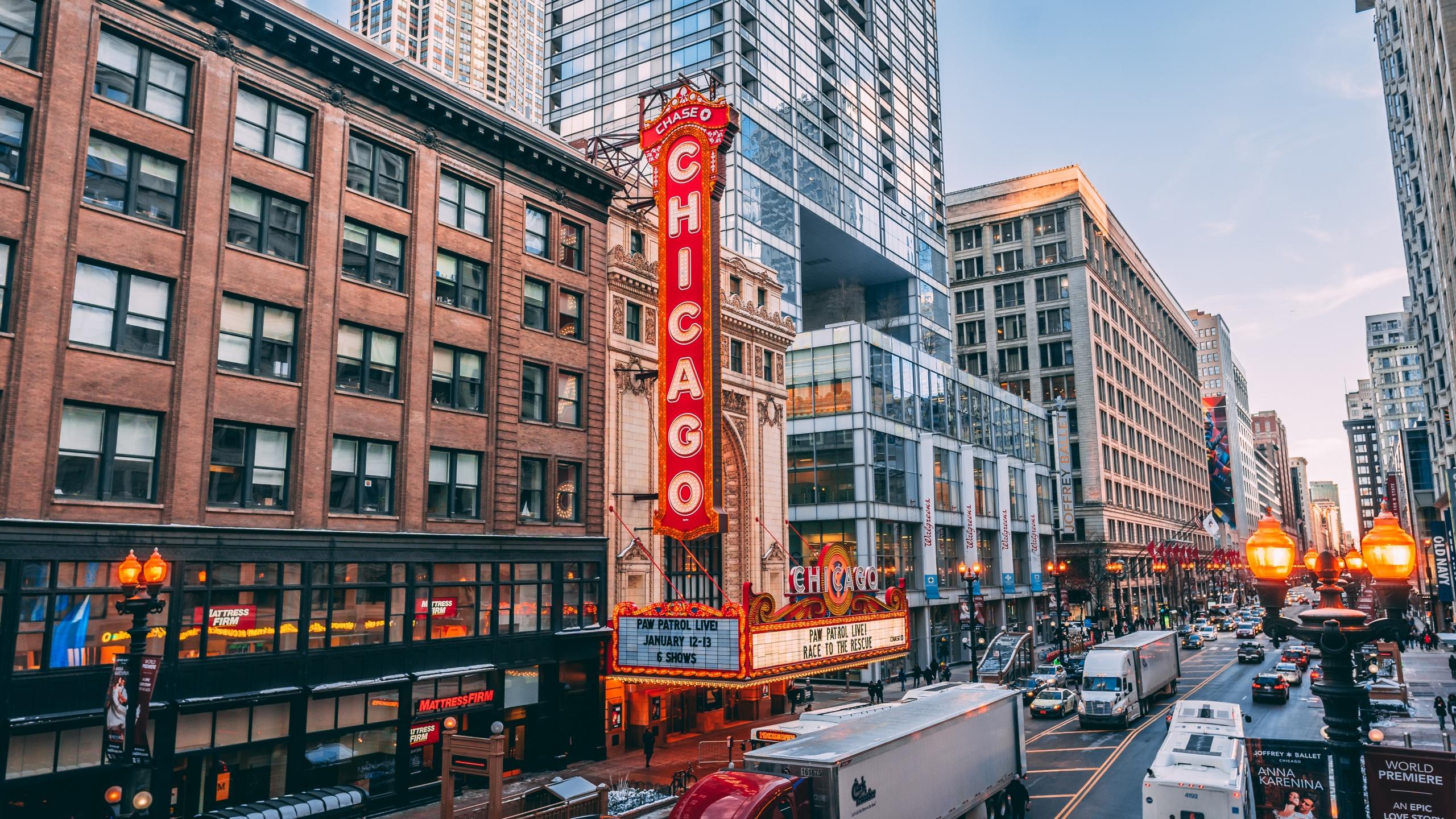 Chicago yazan kırmızı tabela binalar arabalar