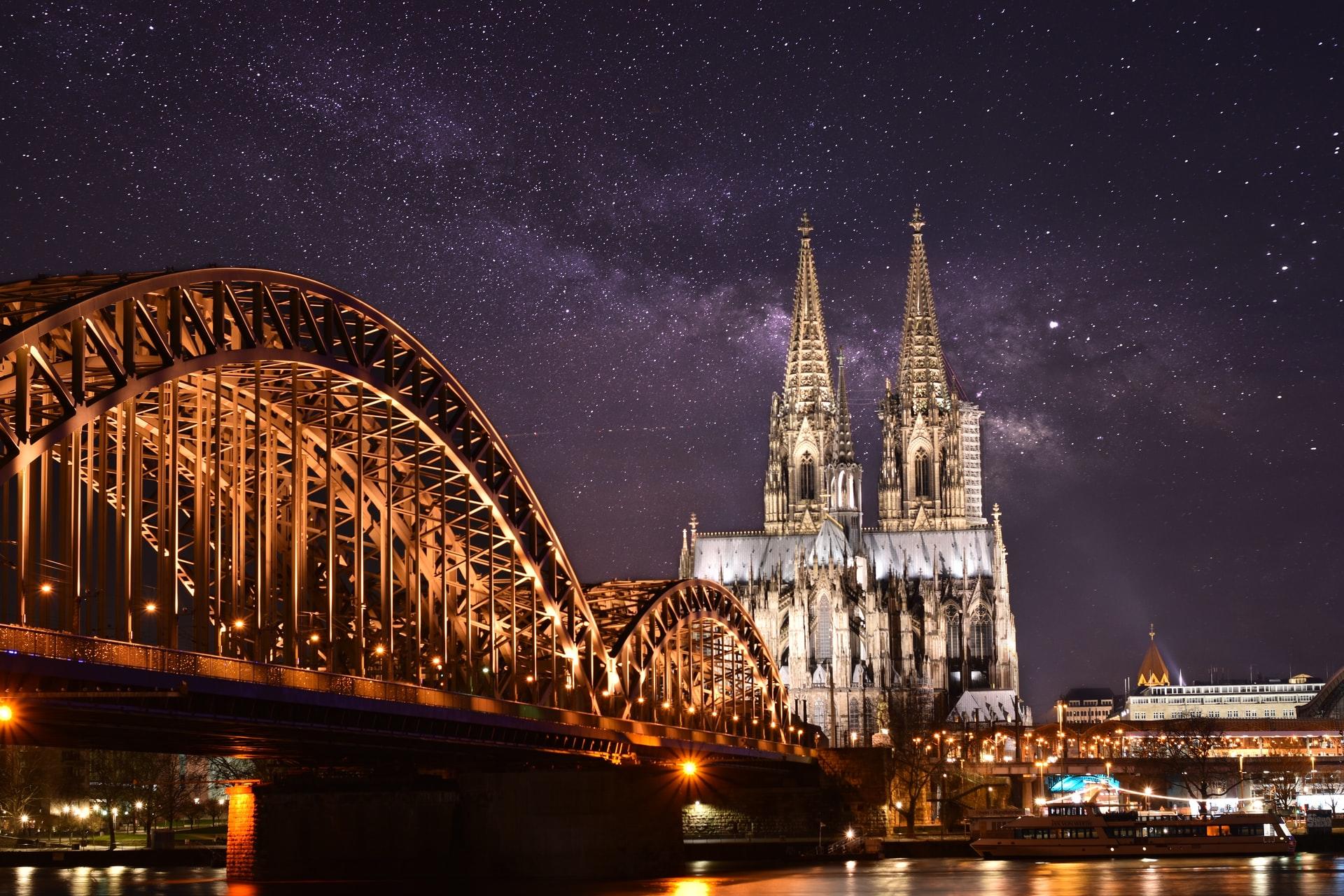 Köln Katedral gece manzarası