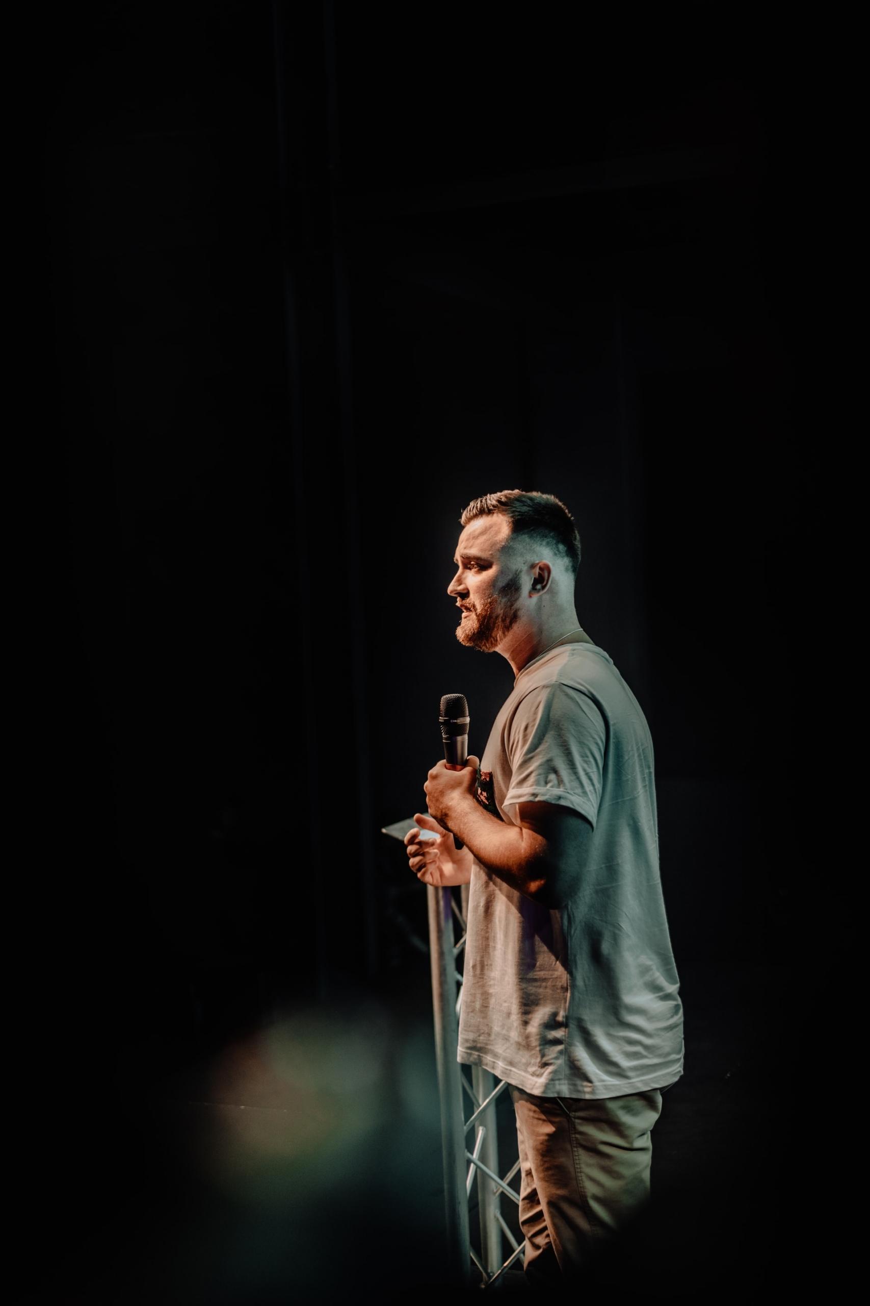 Topluluk önünde çekingen konuşmacı adam