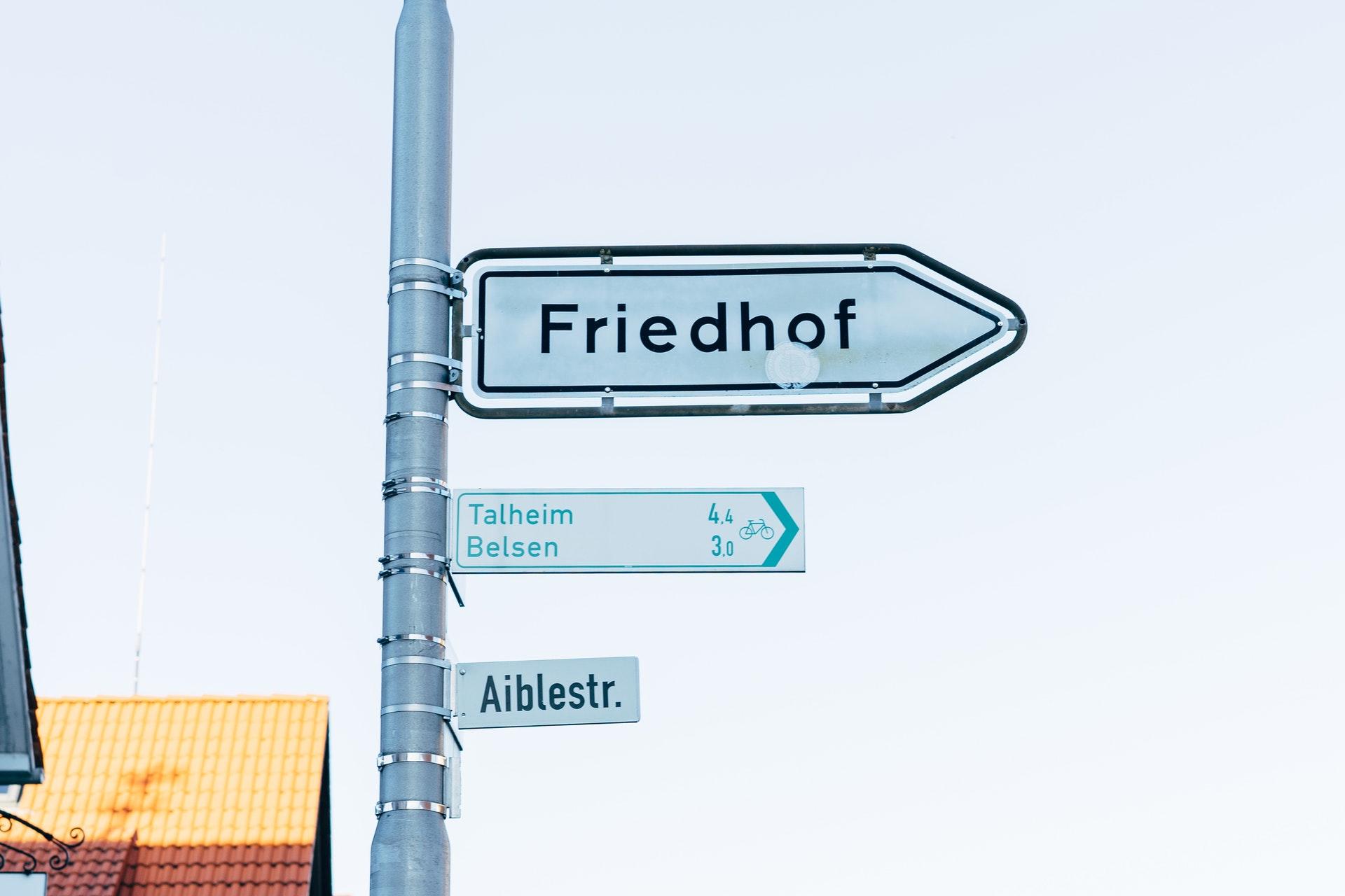 Sokak tabela Friedhof