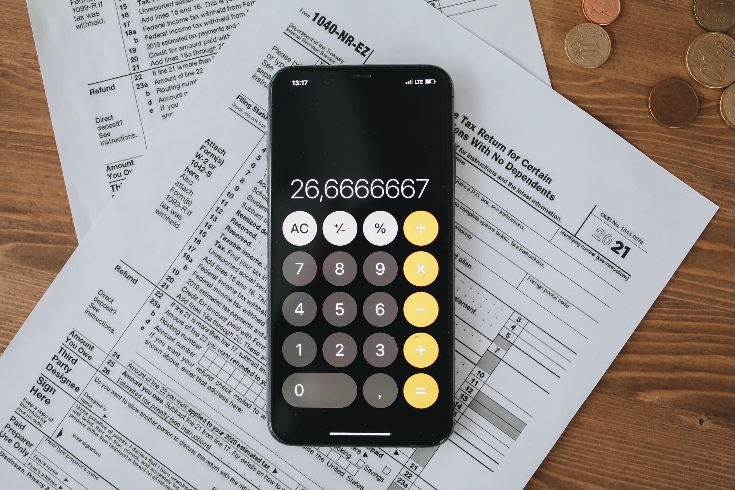 Kâğıtların üstündeki siyah telefon üstünde rakamlar sayılar
