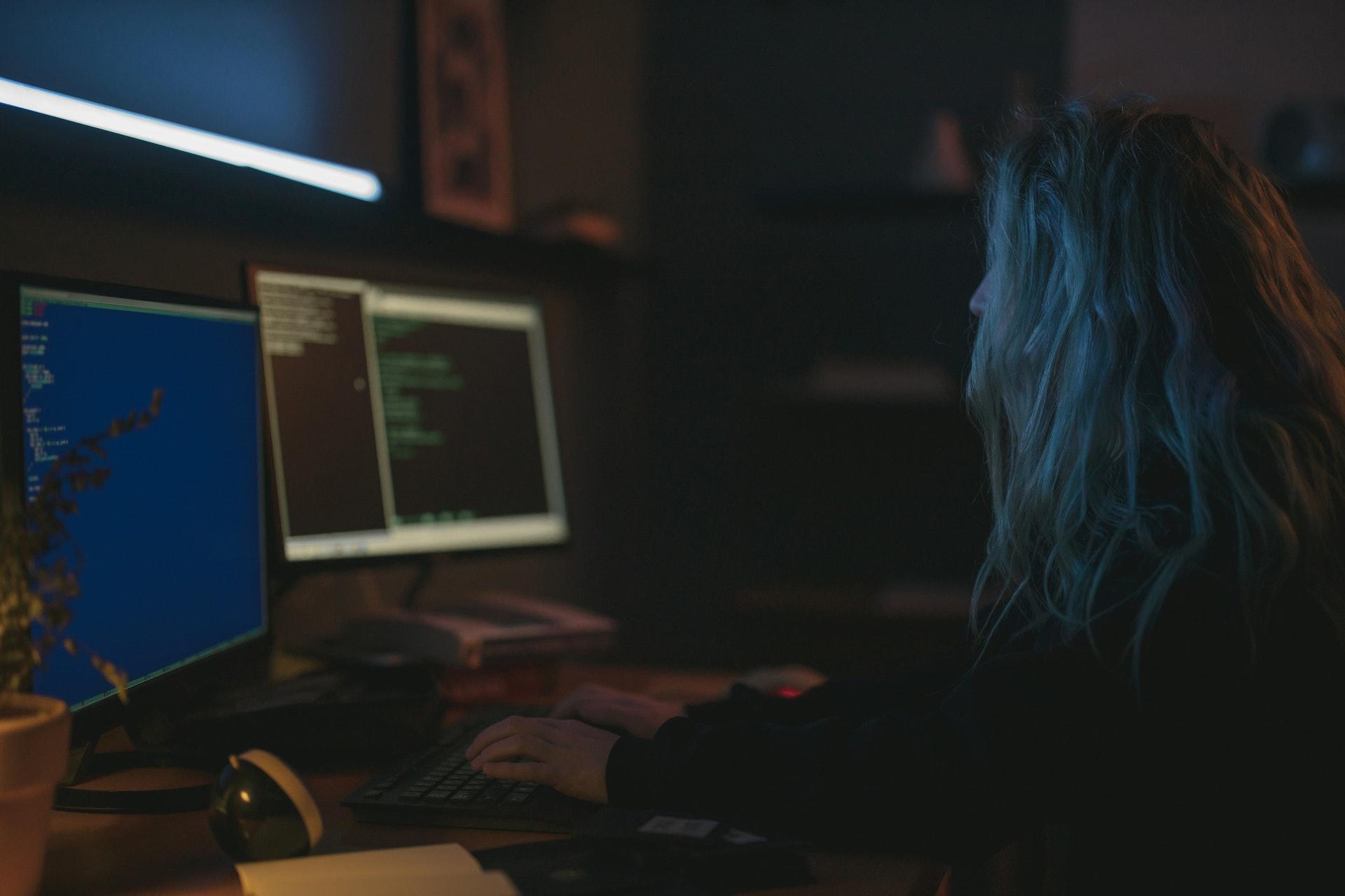 Mavi saçlı programcı kız