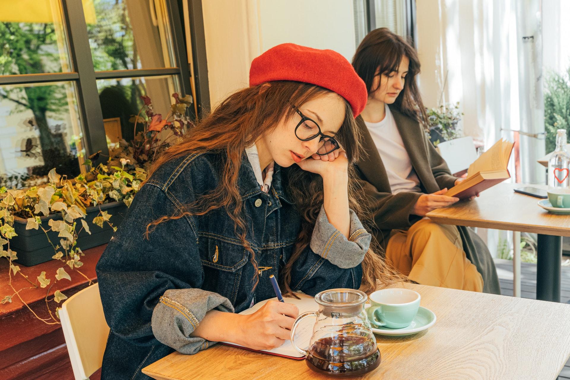 Kırmızı şapkalı gözlüklü kız Paris kafe