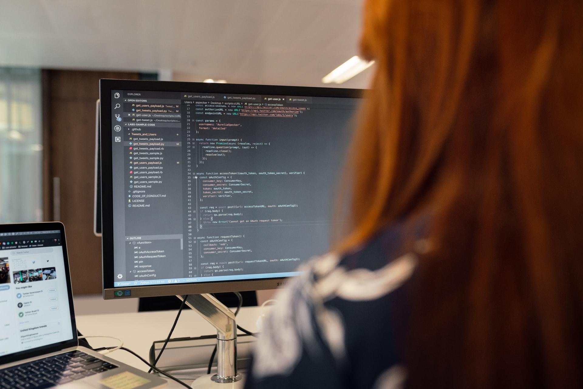 Kızıl saçlı programcı