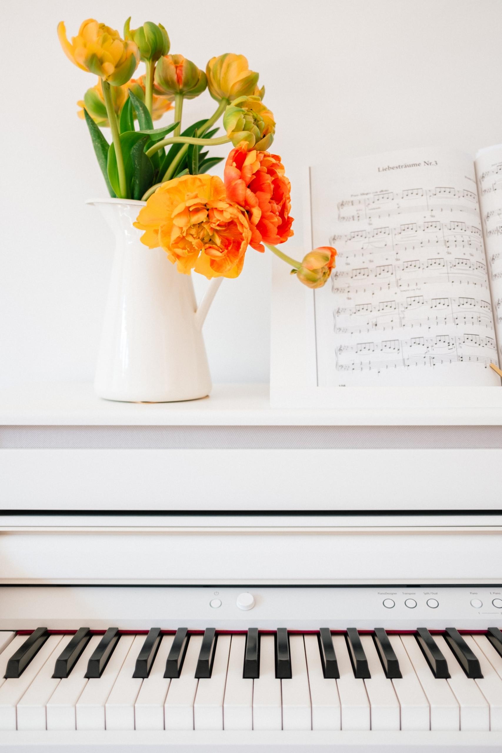 Beyaz dijital duvar piyanosu