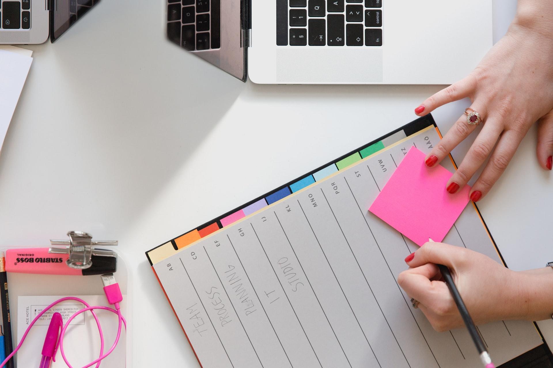 Pembe post-it çalışma motivasyonu iş planı