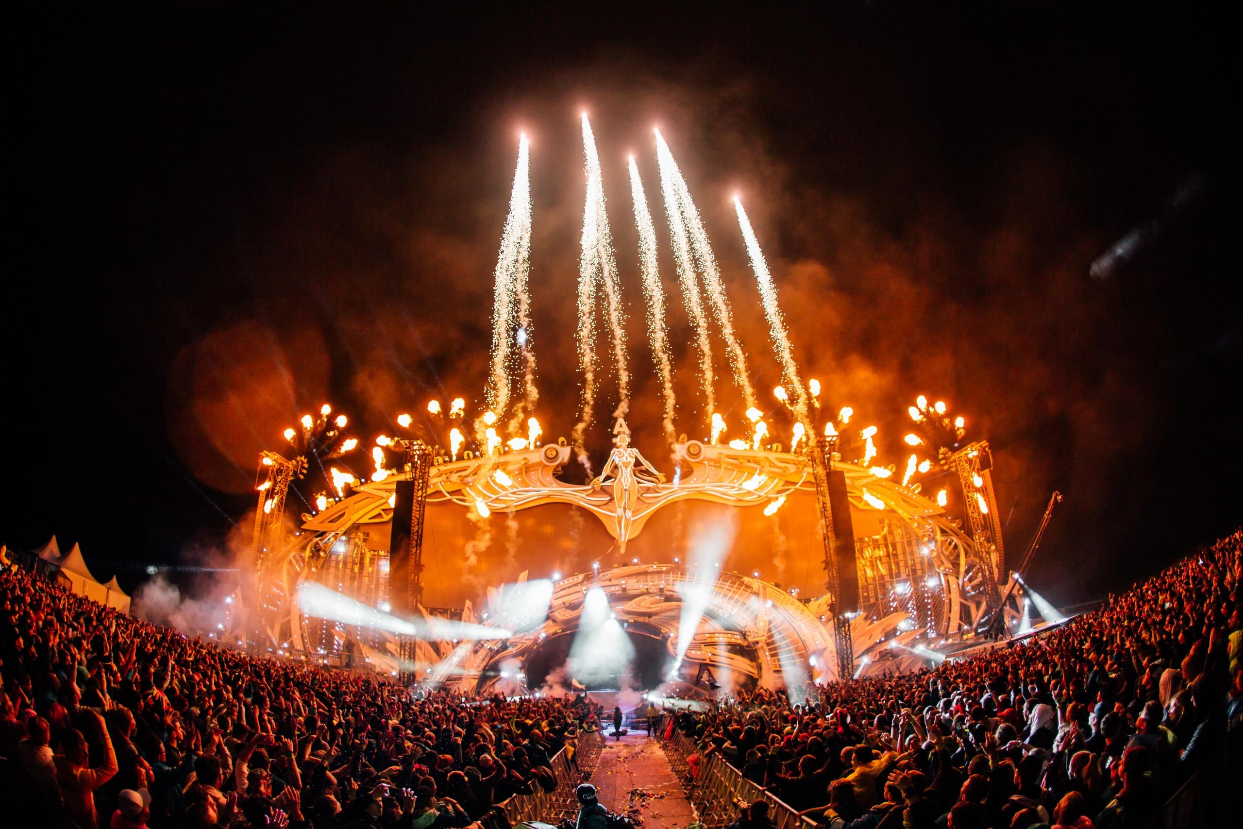 festival sahnede havai fişekler