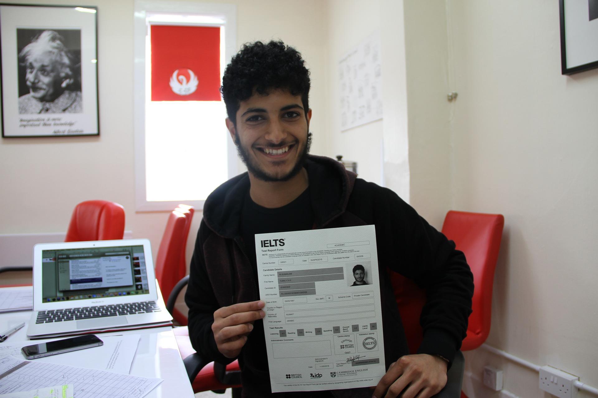 IELTS sonucunu elinde tutan öğrenci