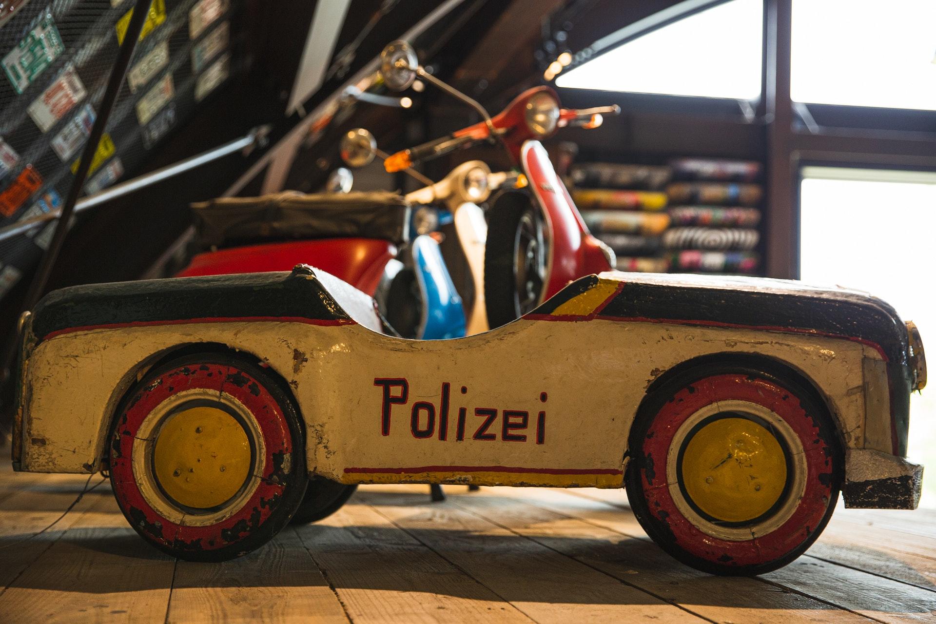 Polis araba