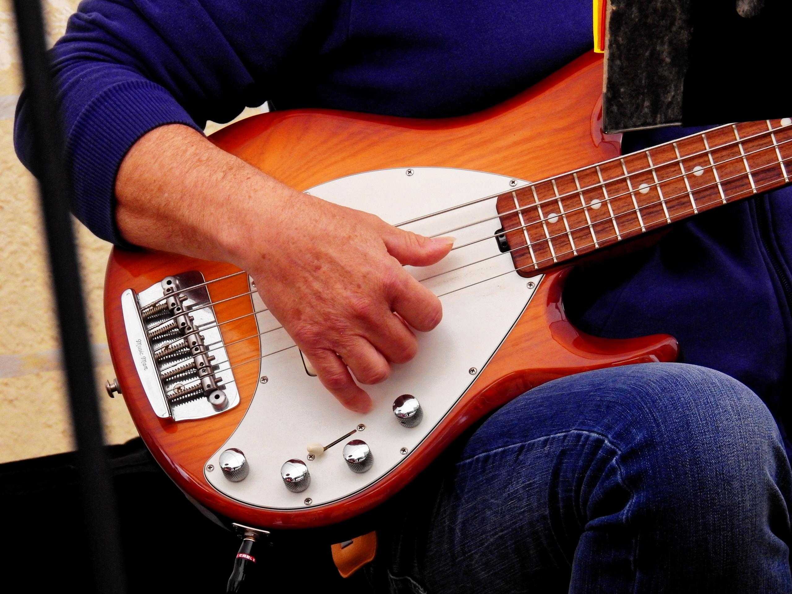 Bas gitar çalan erkek