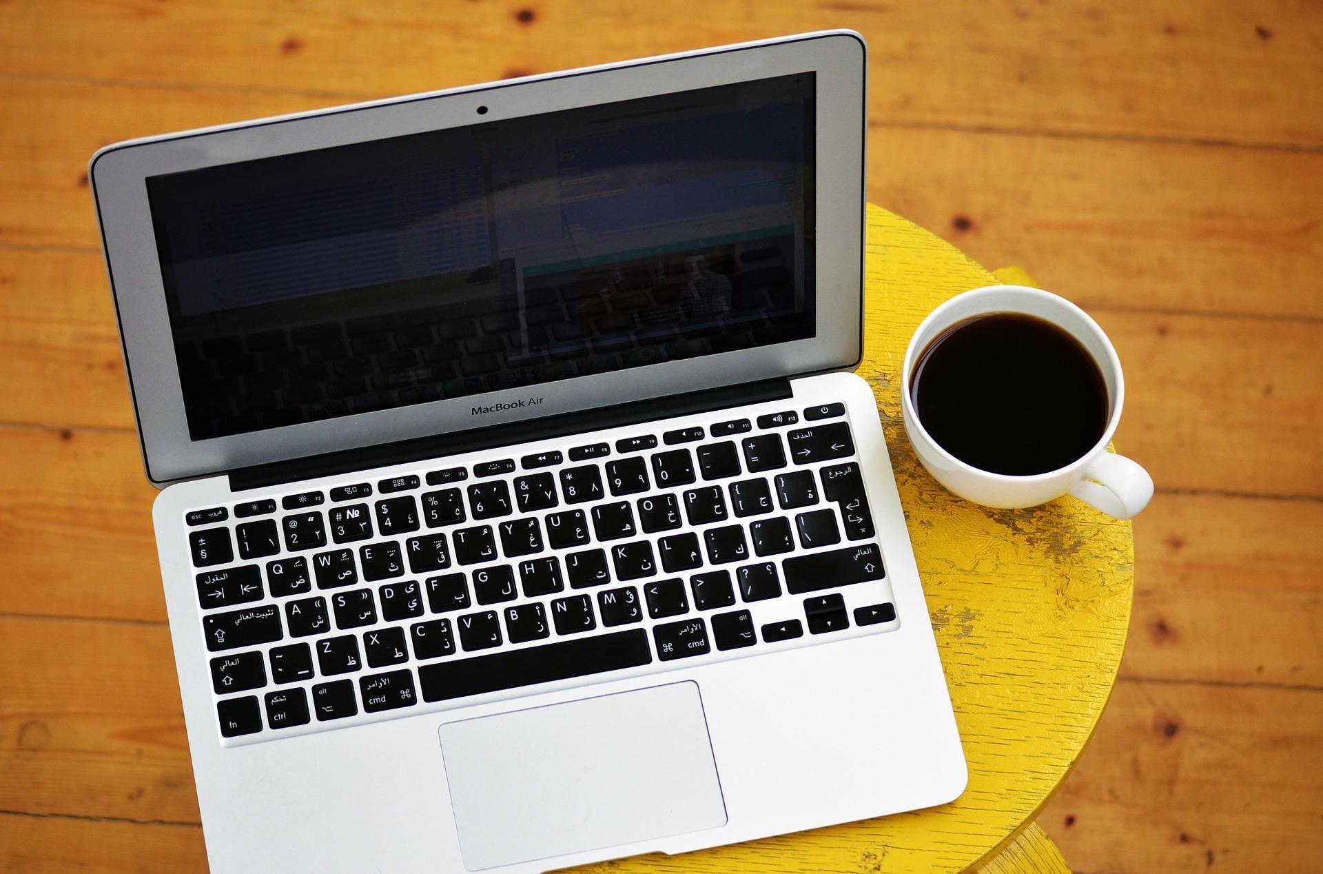 Arapça klavye laptop kahve