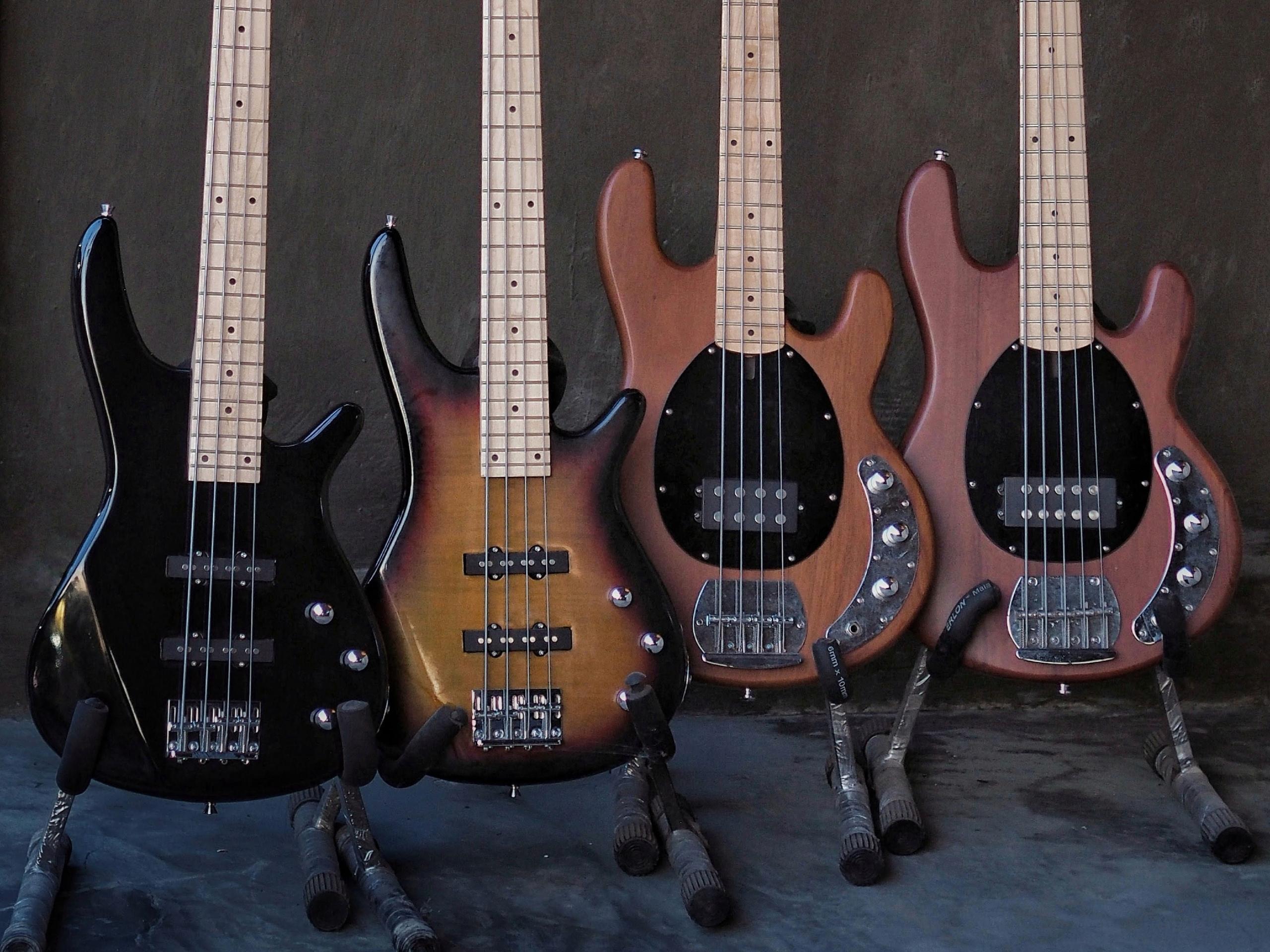 Dört tane kahverengi siyah bas gitar
