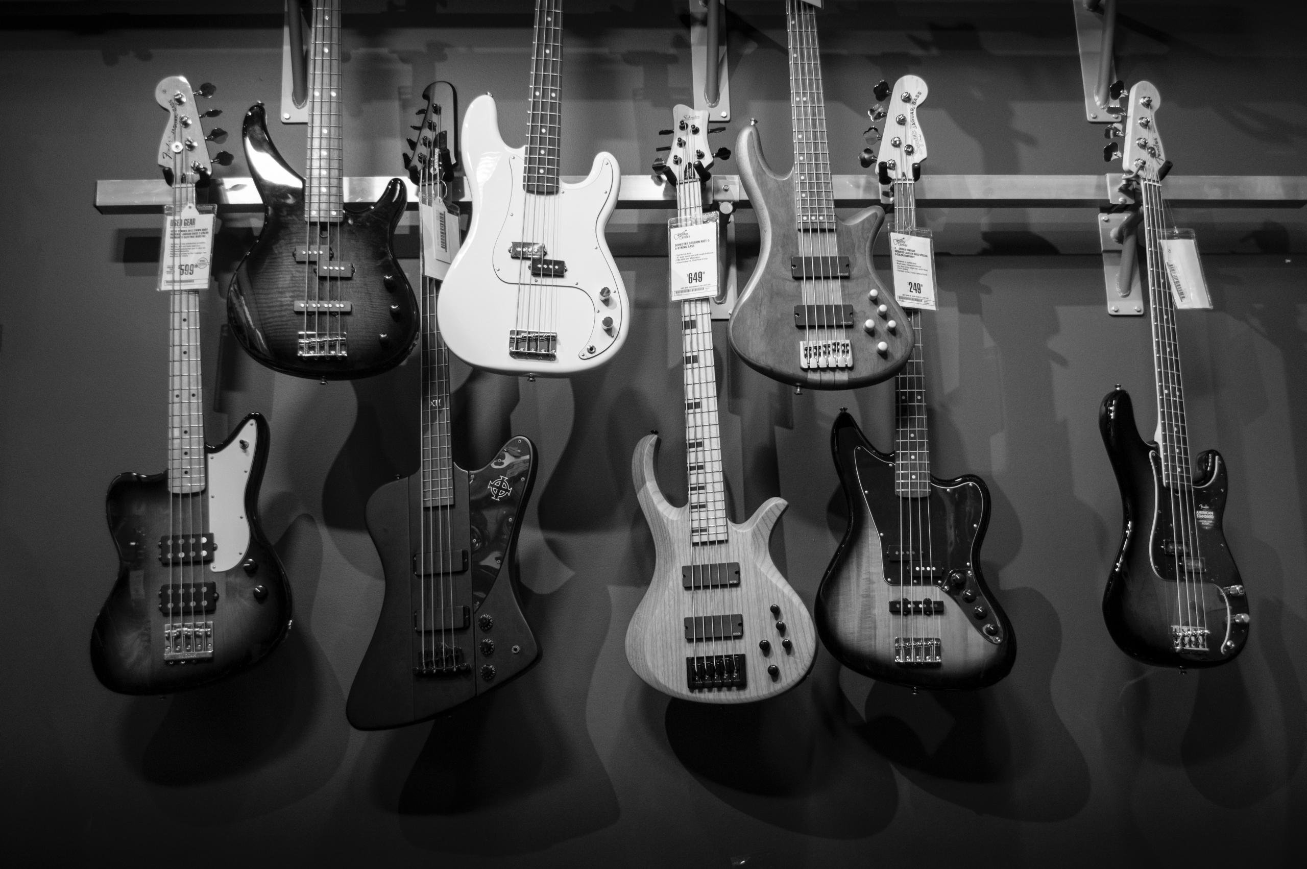Duvarda asılı gitarlar