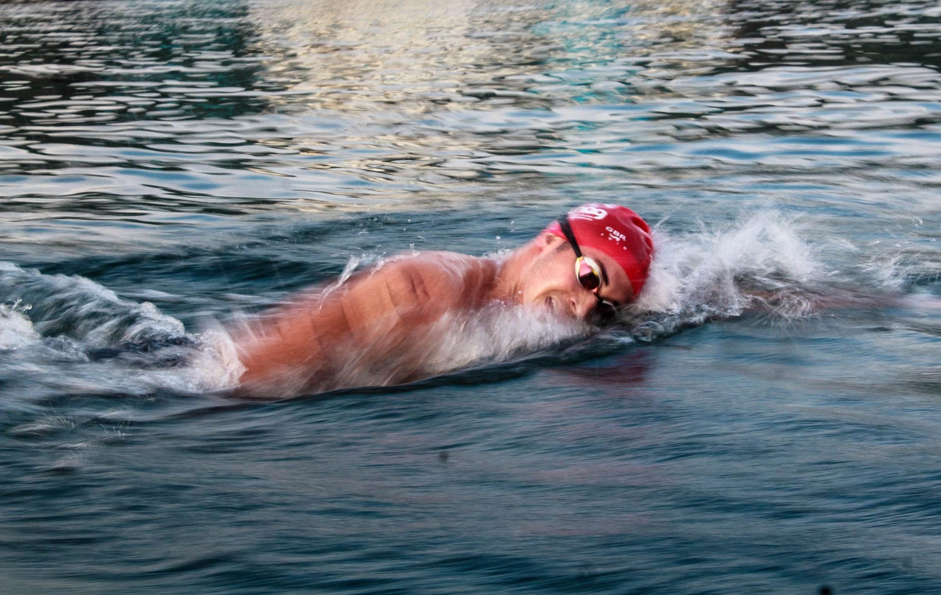 Denizde yüzen yüzücü