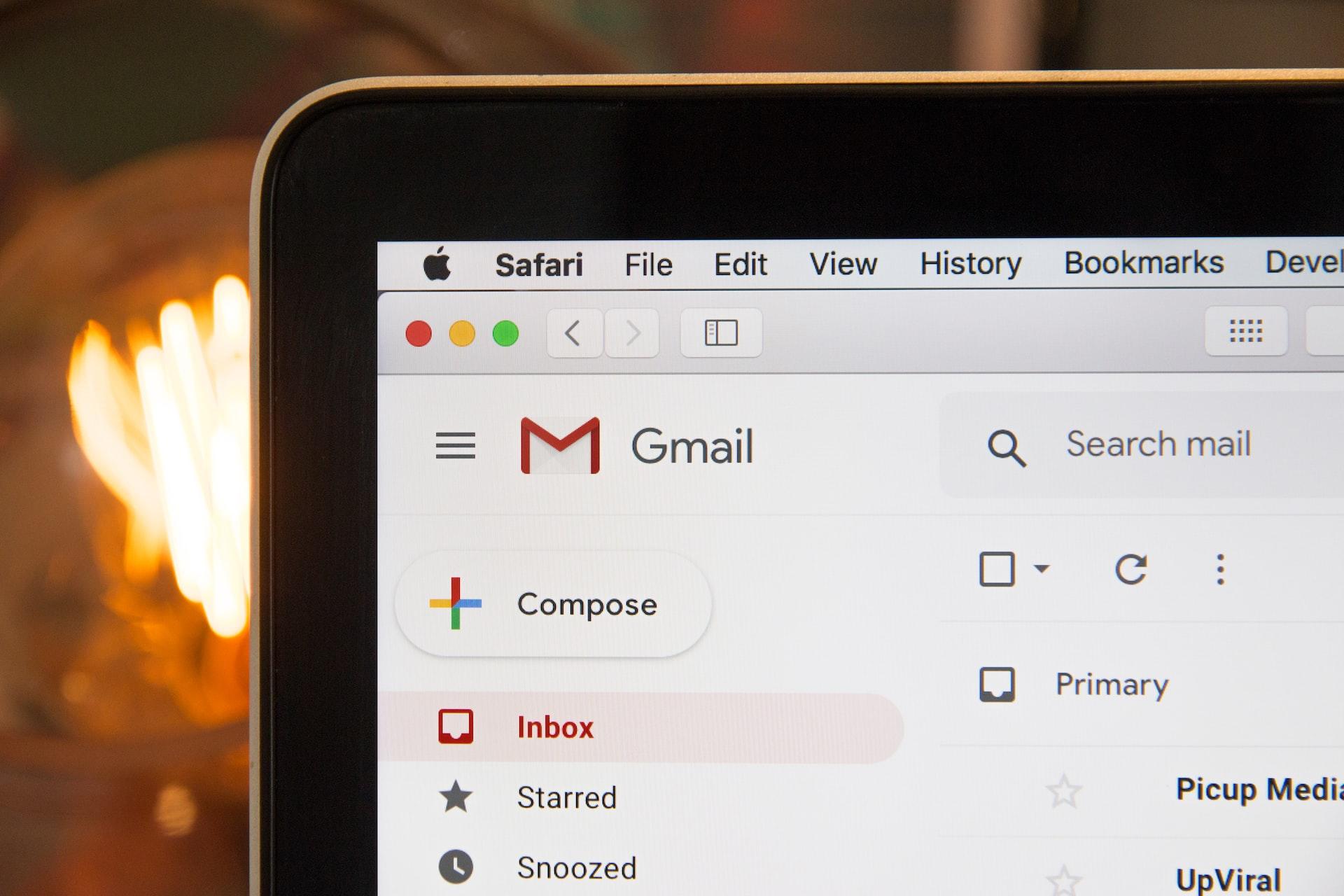 Bilgisayarda açık Gmail gelen kutusu.