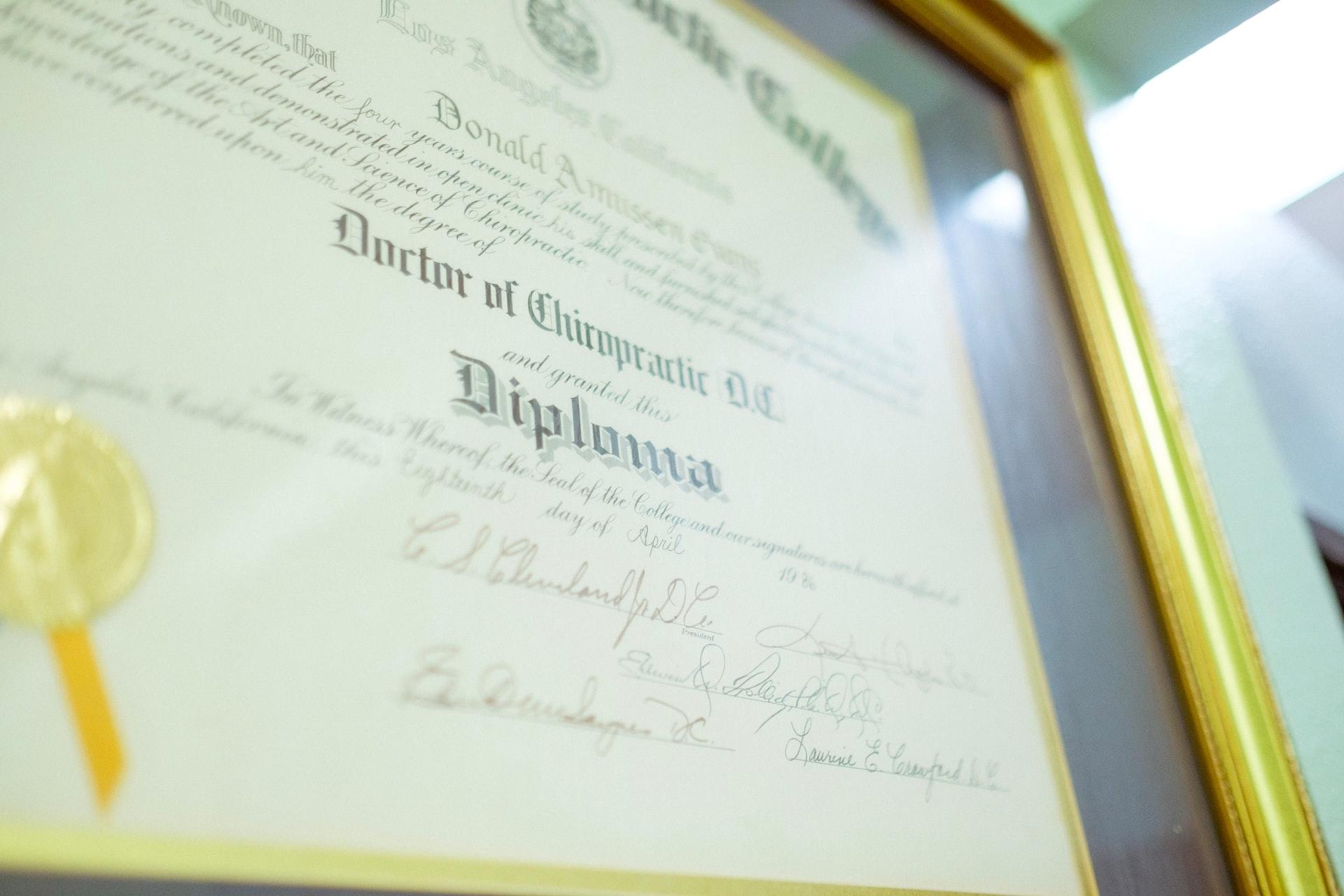 Çerçeve içinde üniversite diploması