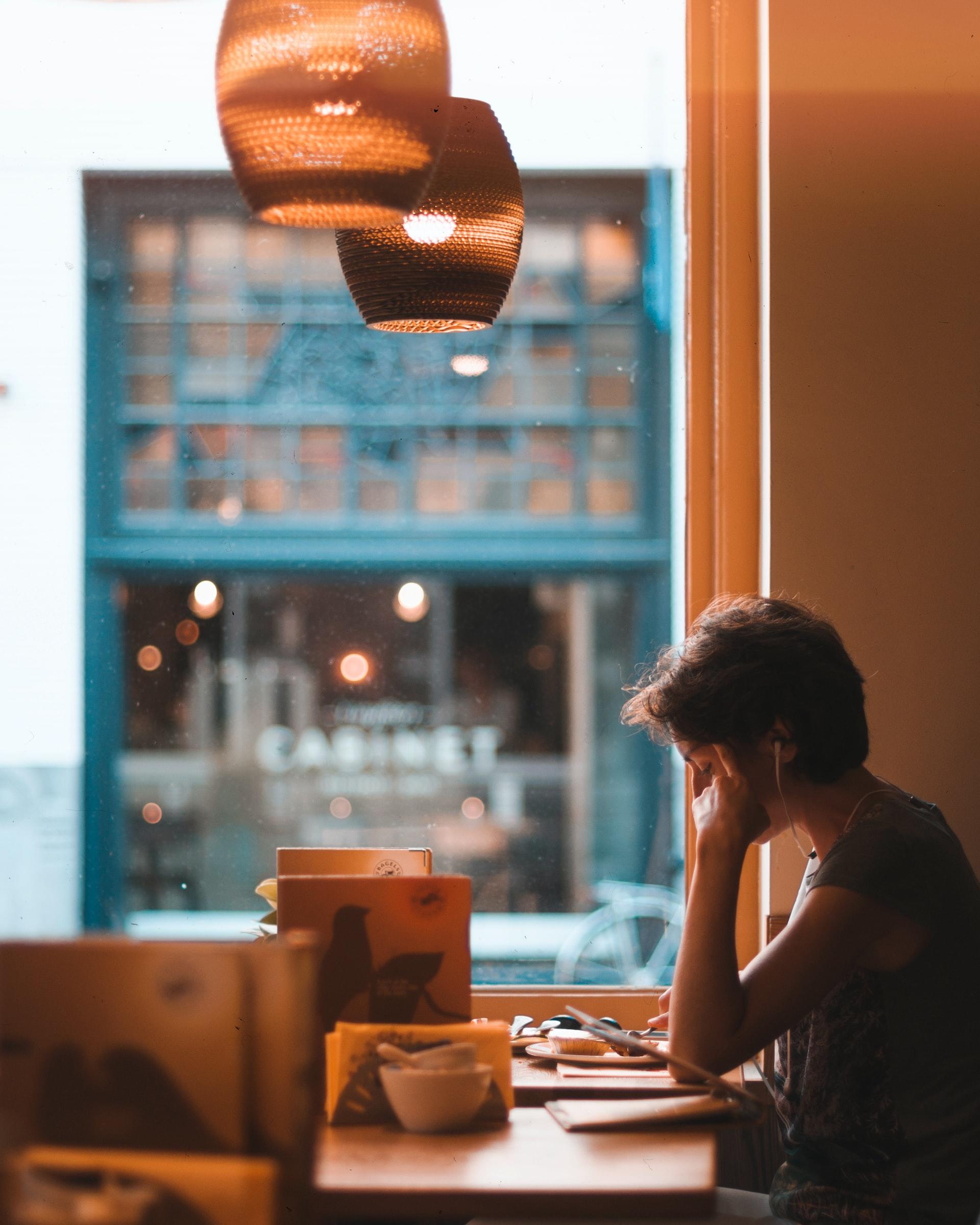 Cafede listening çalışması yapan öğrenci.