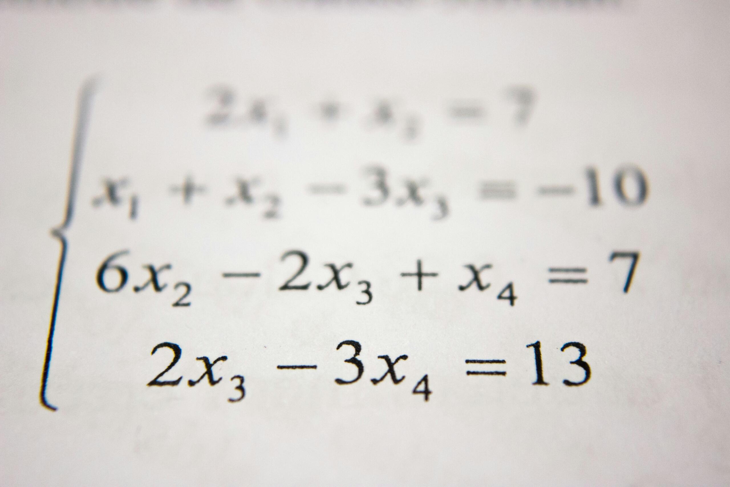 Basılı bir kağıdın üzerinde bulunan matematik fonksiyon örneği görseli.