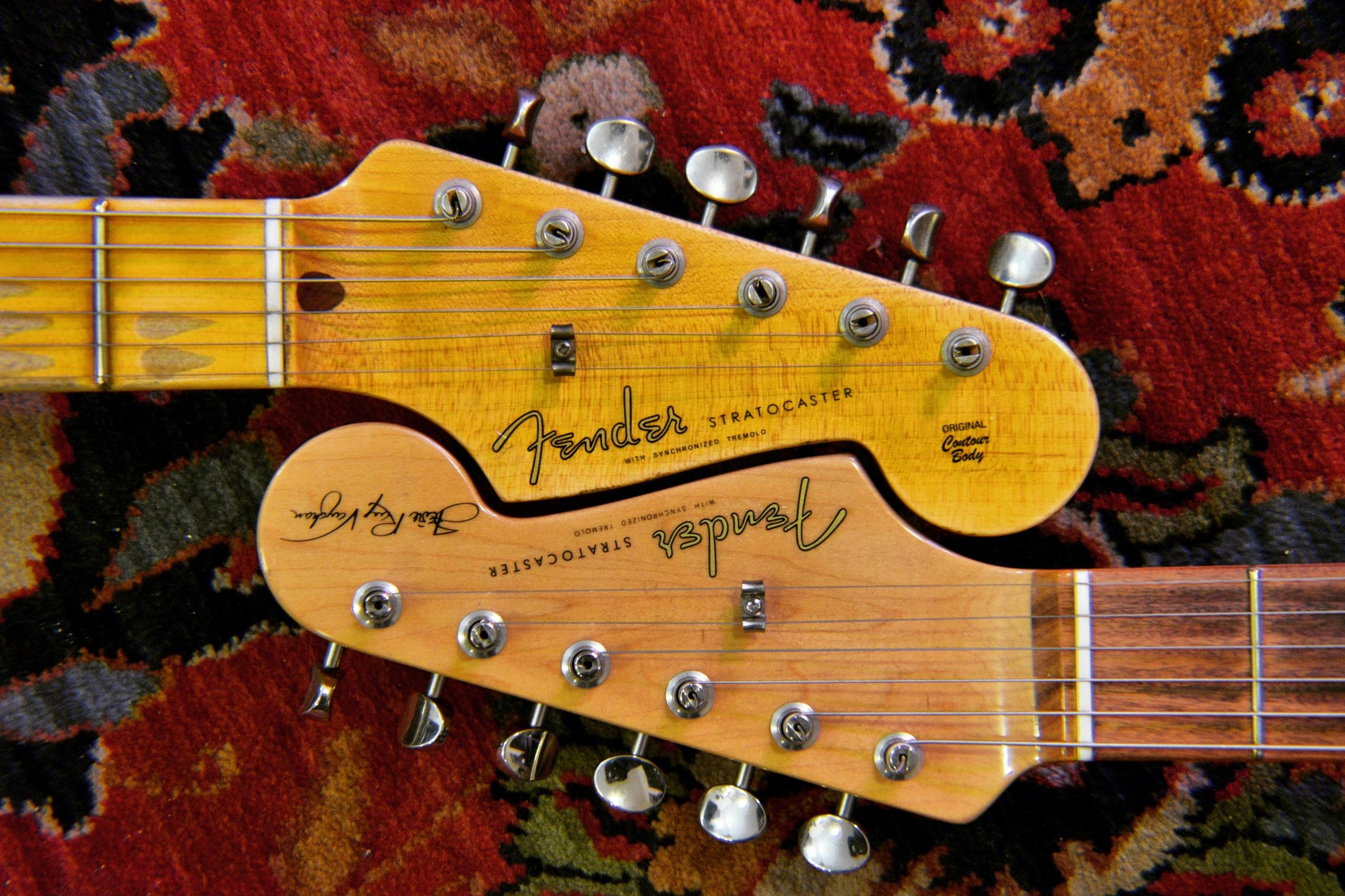Fender marka iki gitarın sapı