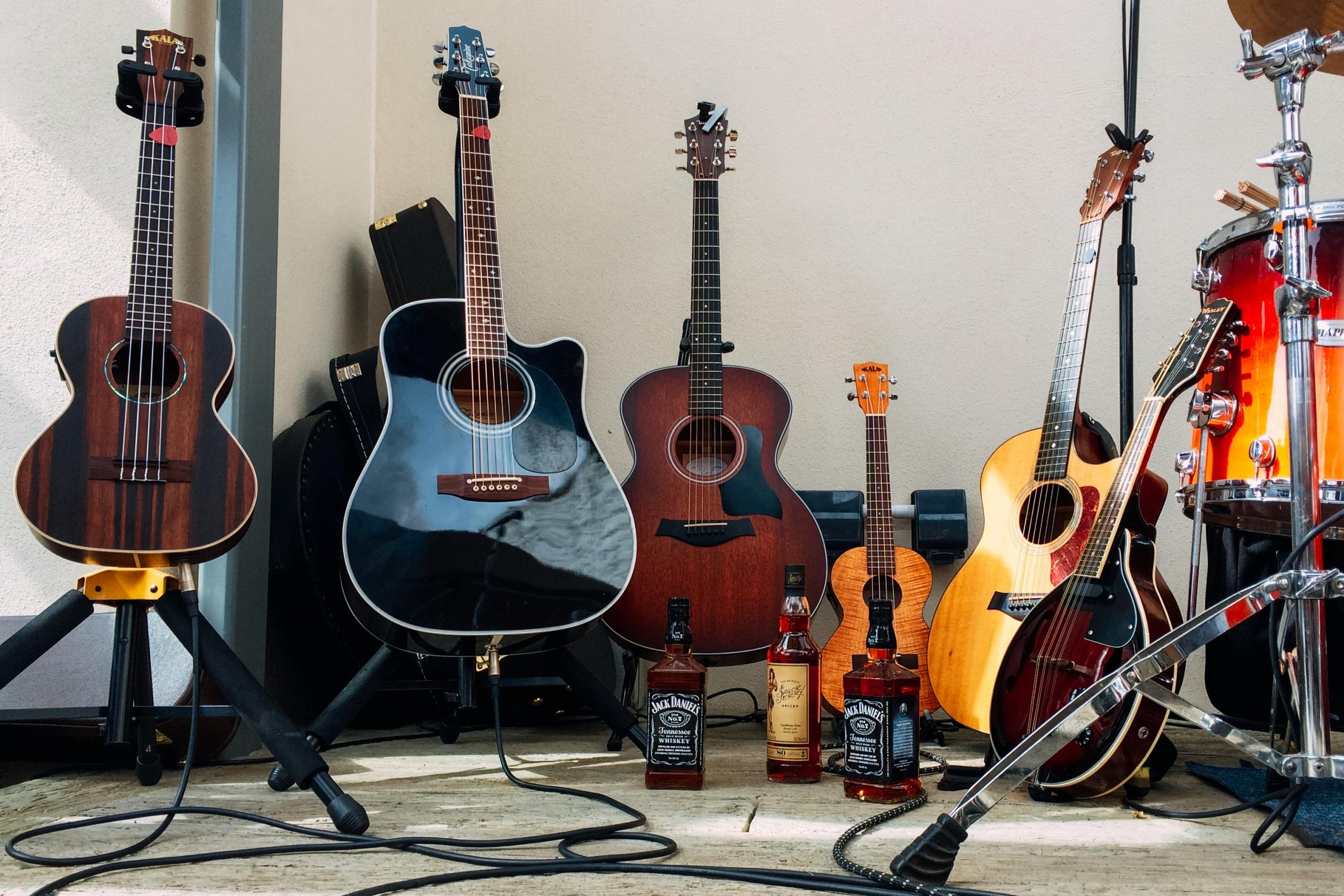 Farklı renklerde gitarlar