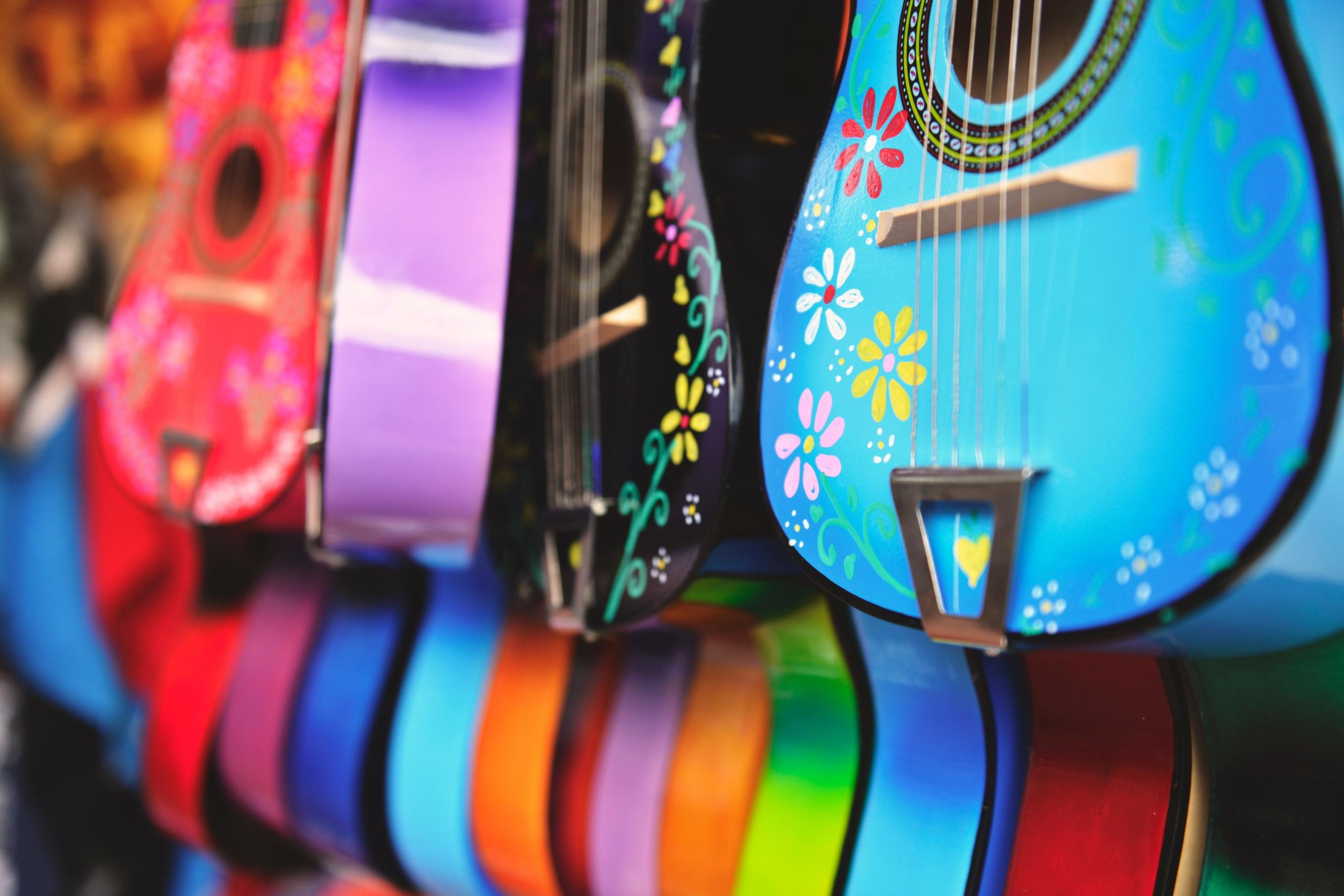 Farklı renklerde desenli klasik gitarlar