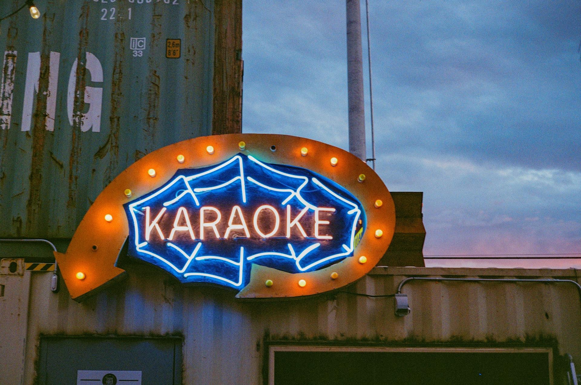 Bir karaoke barın ışıklı tabelası.