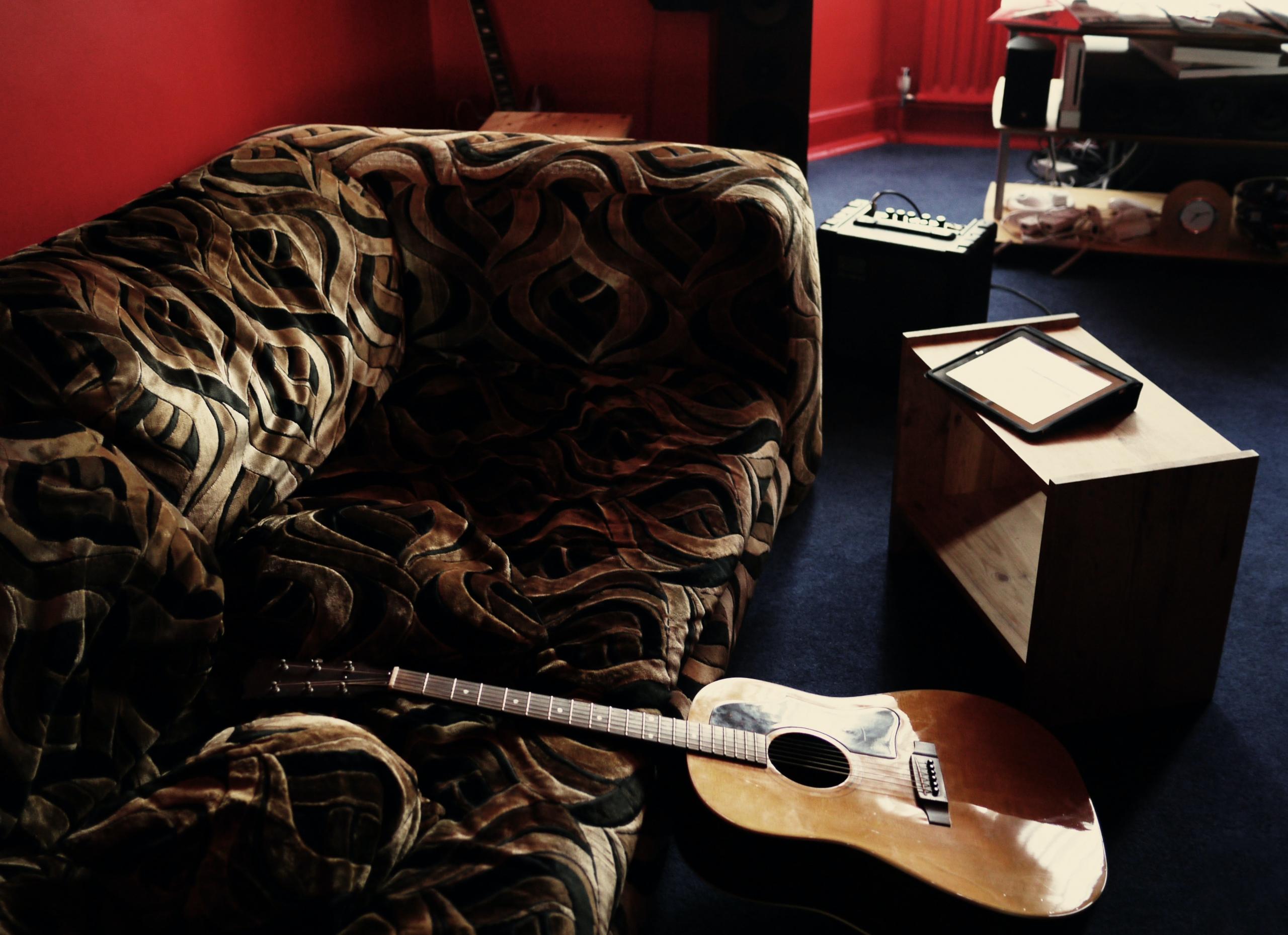 Koltuğun üstünde duran klasik gitar