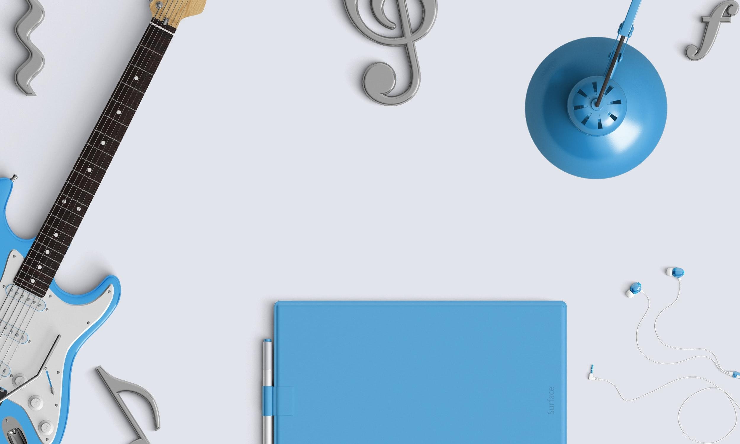 Masanın üstünde mavi defter lamba elektro gitar