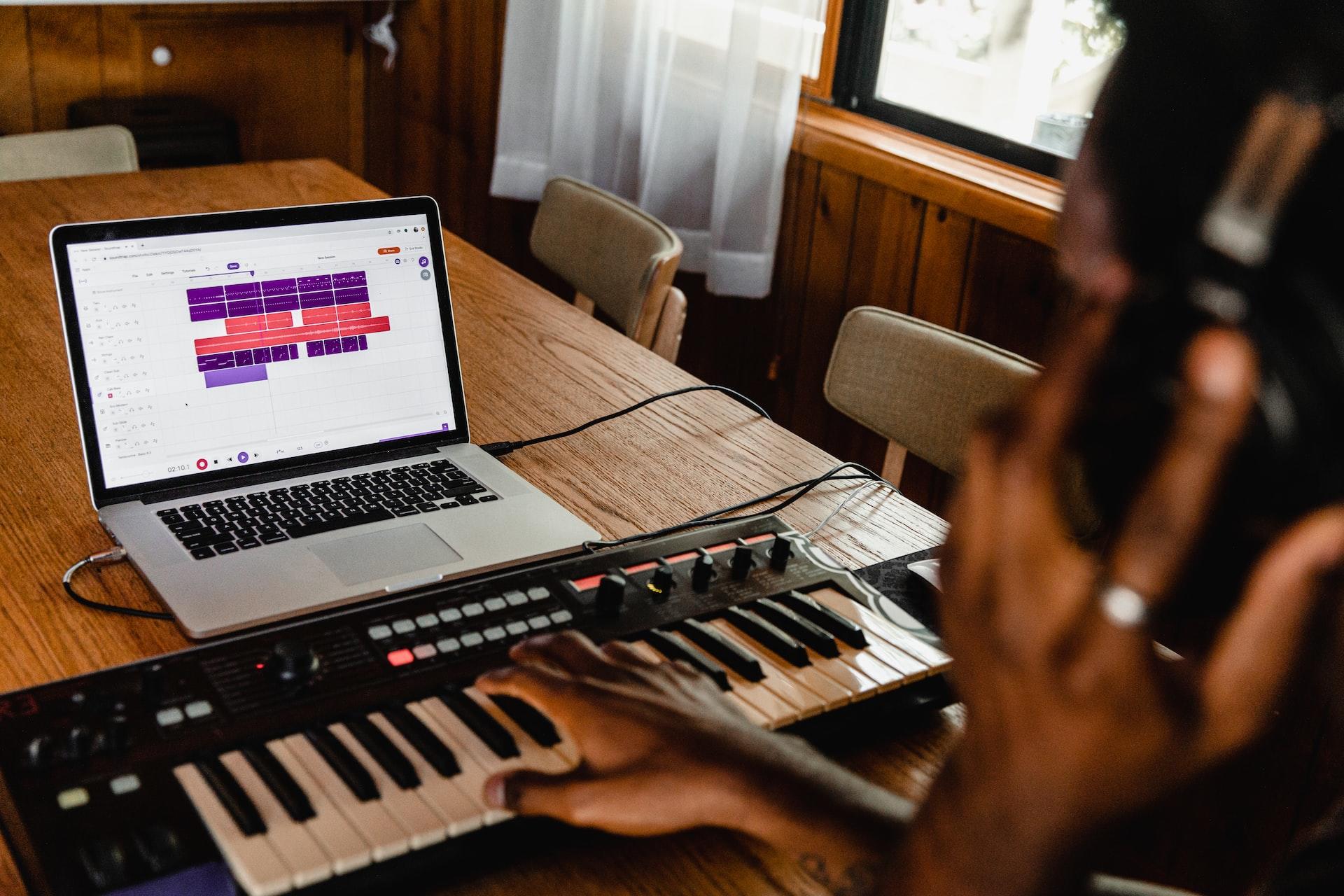 Org ve dijital müzik uygulaması.
