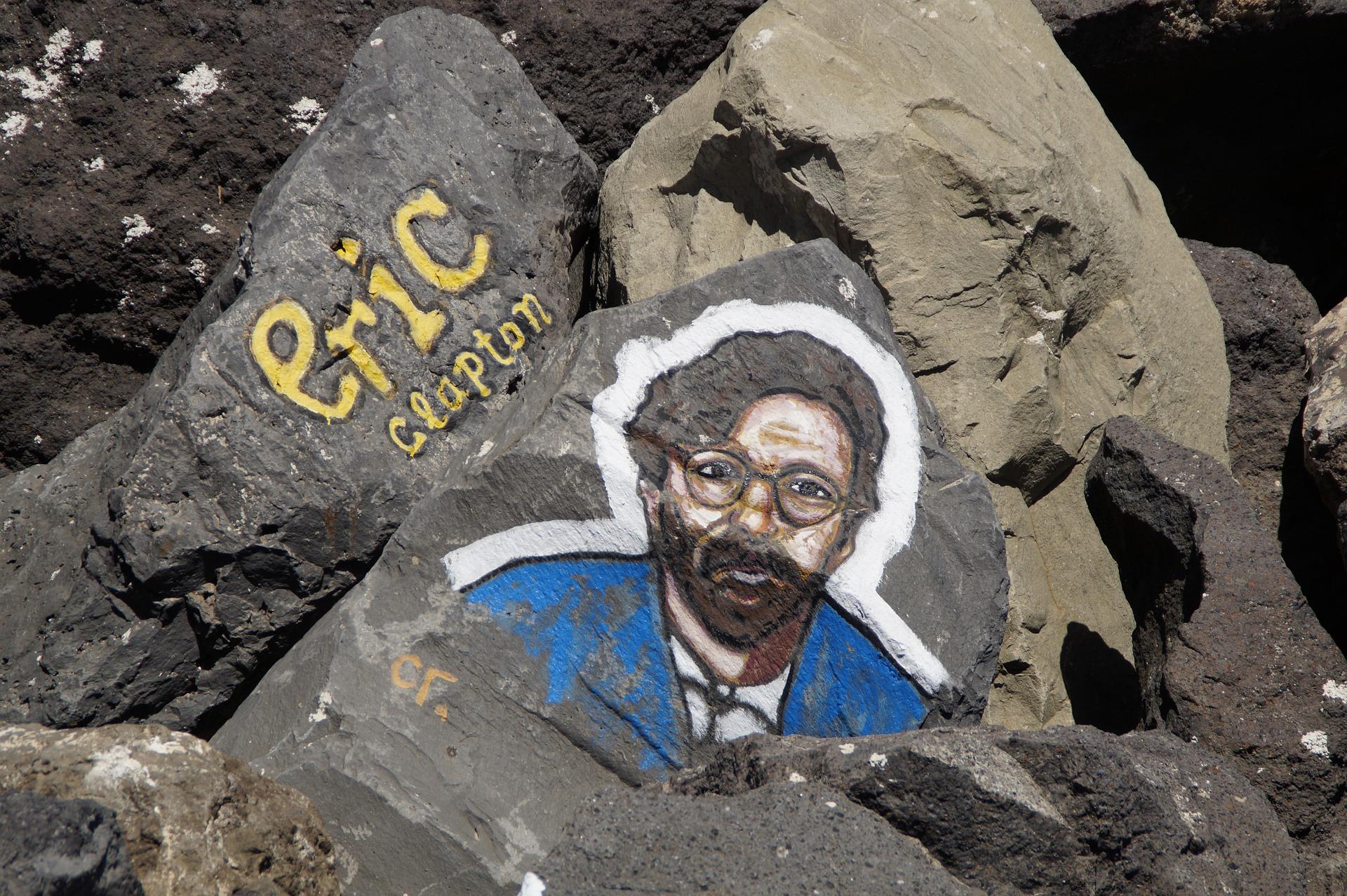 Taşın üstünde Eric Clapton resmi ve yazılı ismi