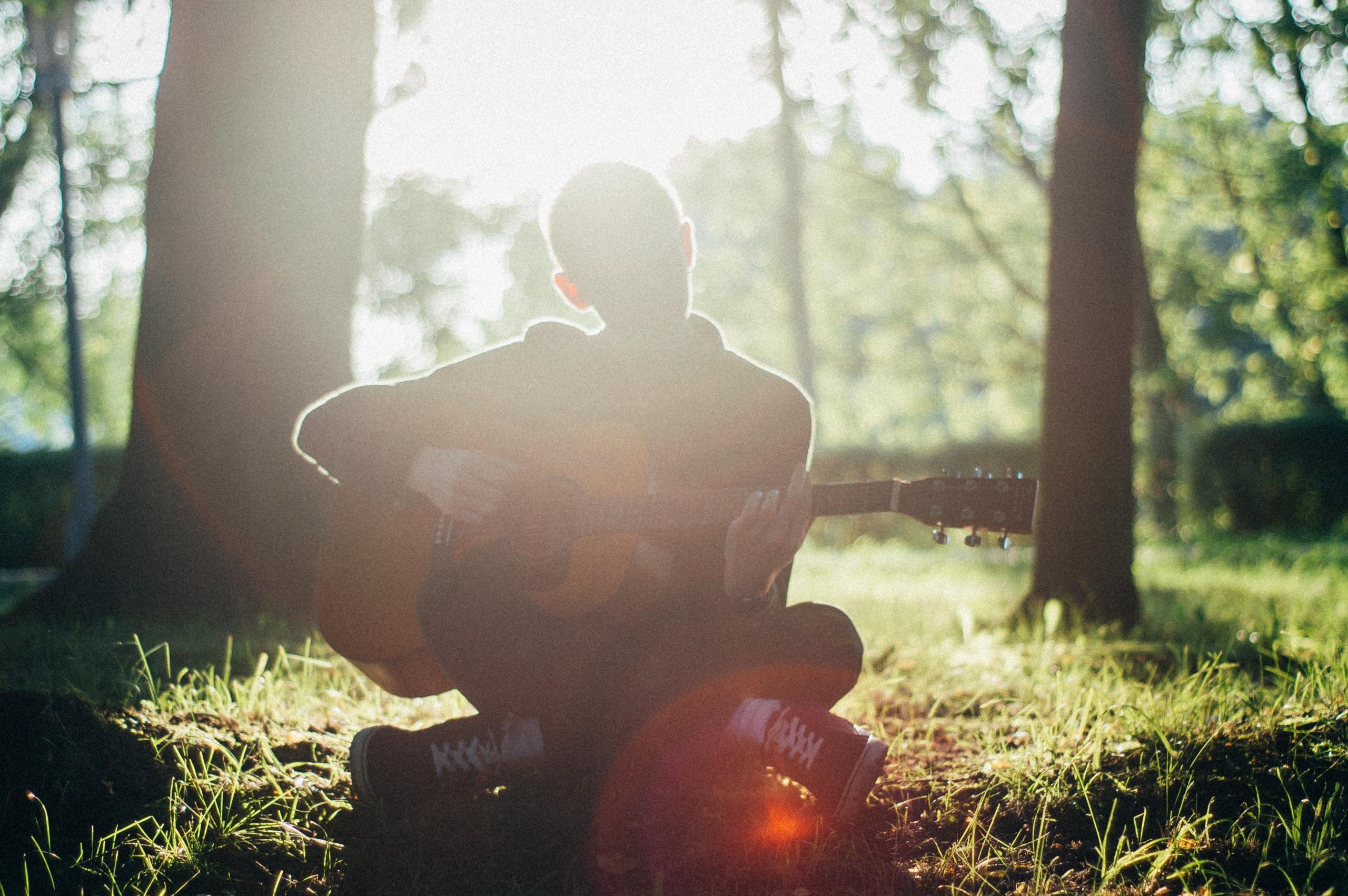 Ormanda gitar çalan insan