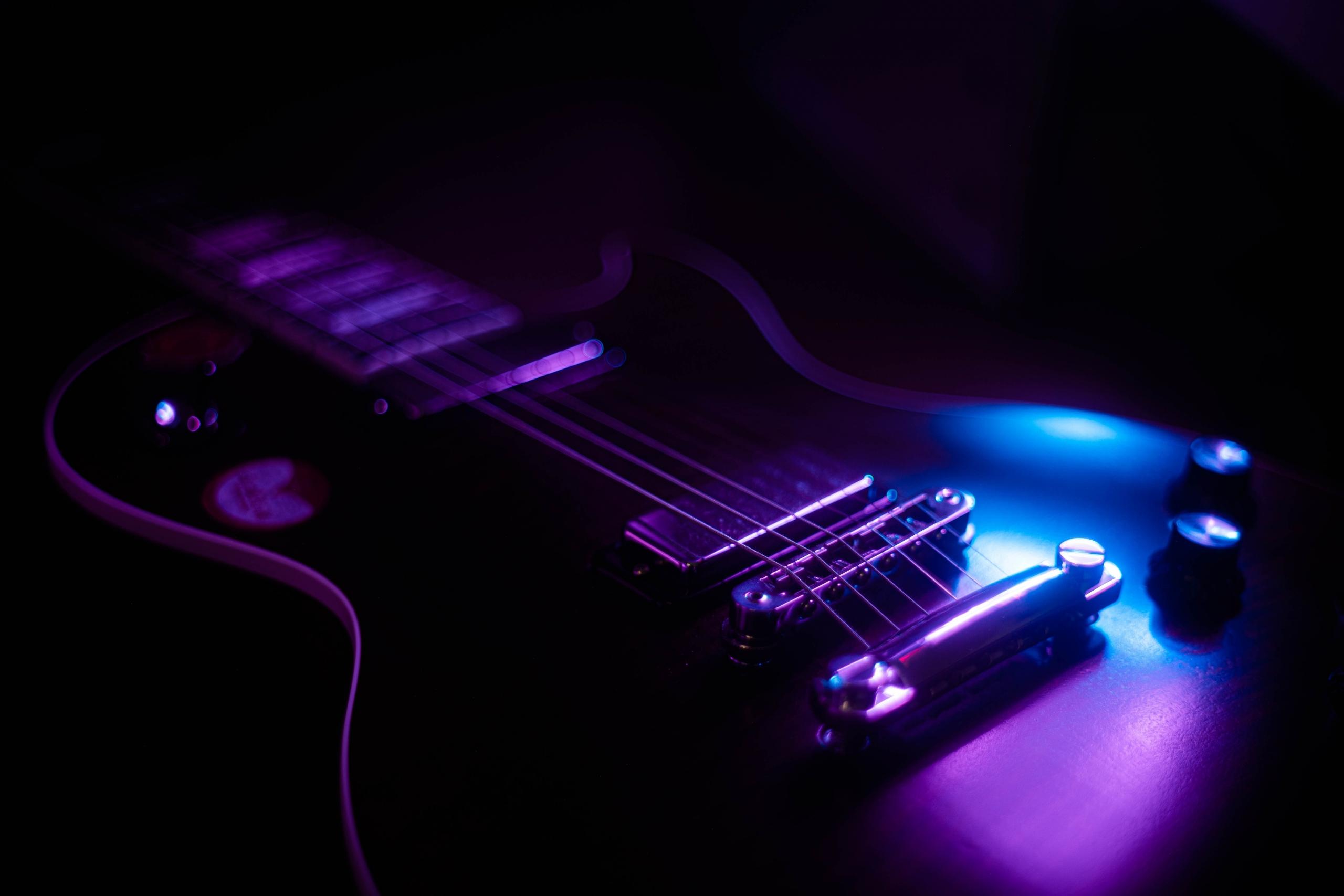 Mor mavi ışık altında gitar