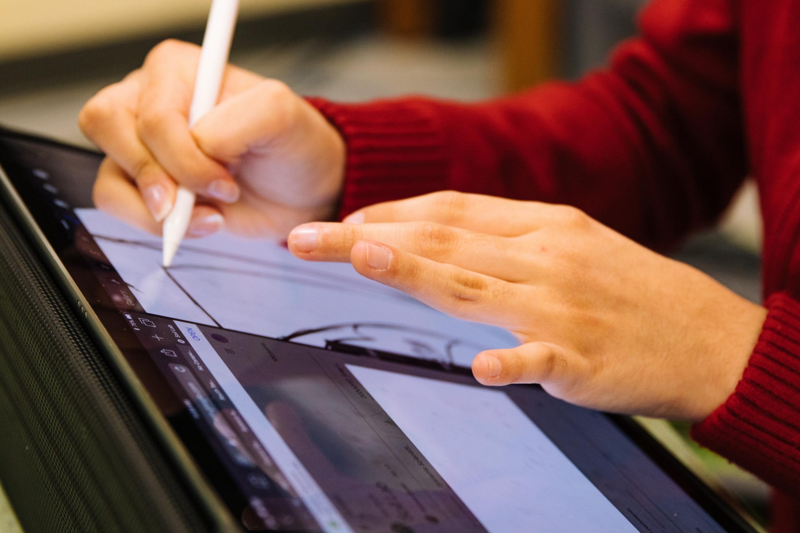 Tablette bir şeyler çizen biri
