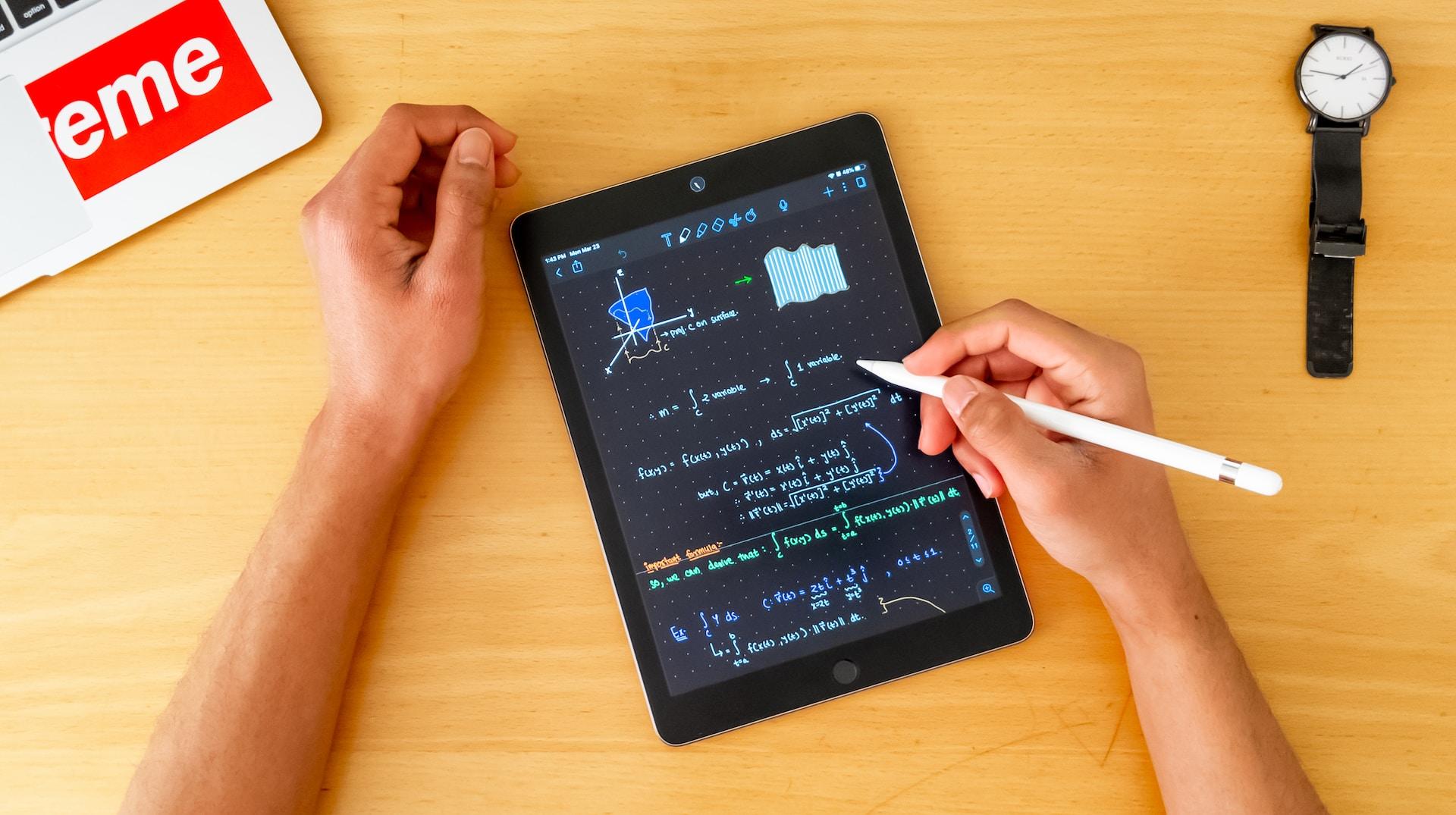 Tablette matematik soruları yapmak.