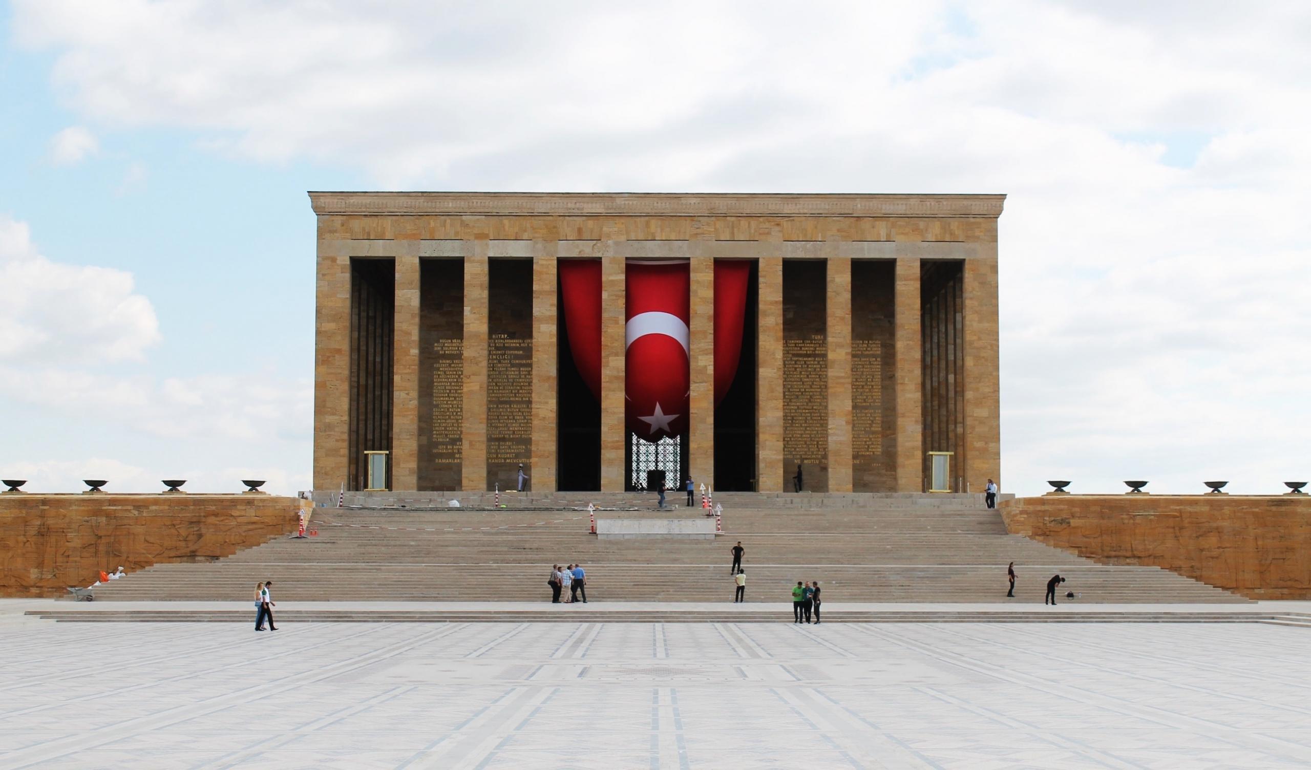 Anıtkabir'in önünde gezen insanlar