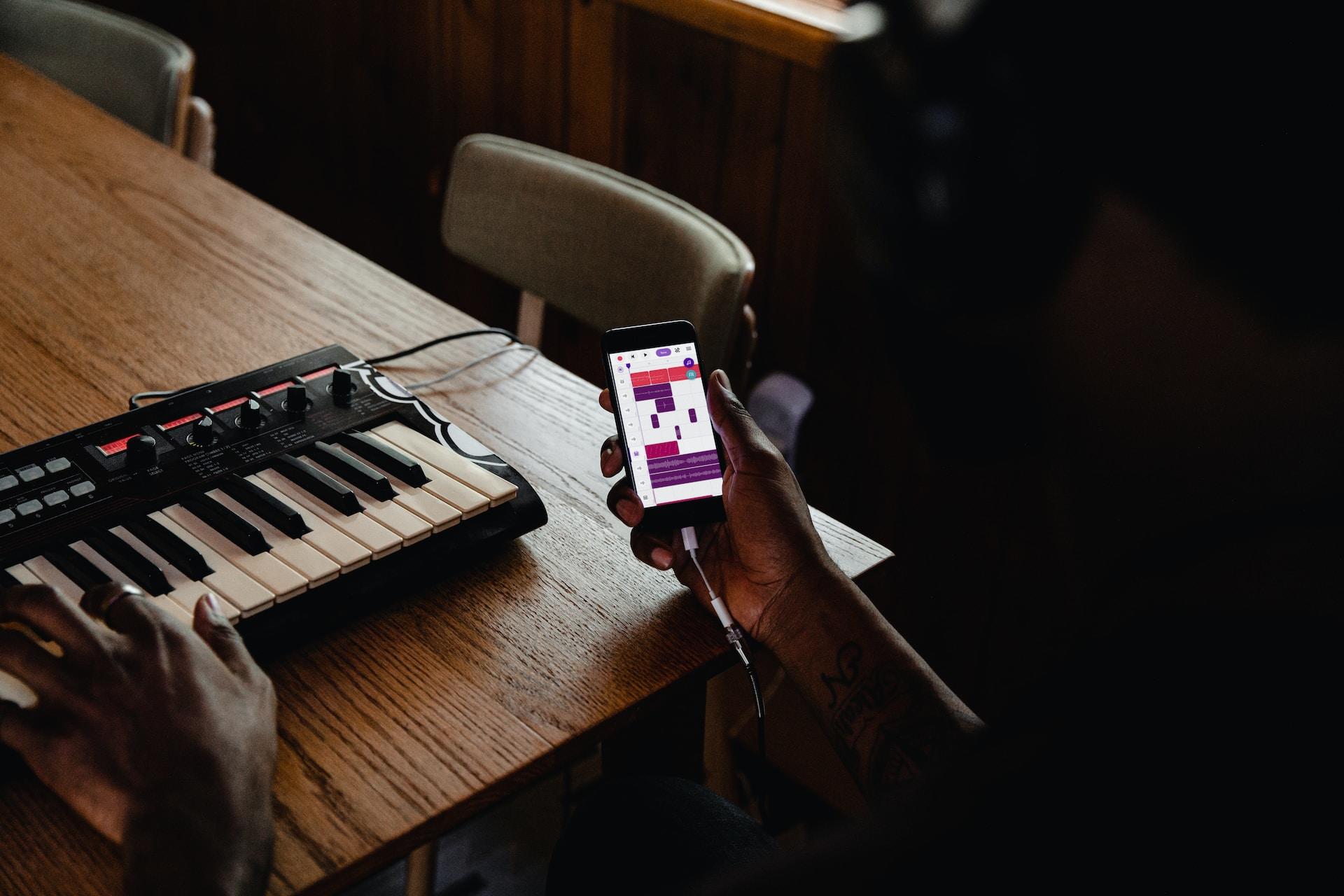 Cep telefonu ve bilgisayarlardaki eğlenceli müzik ve nota uygulamaları.