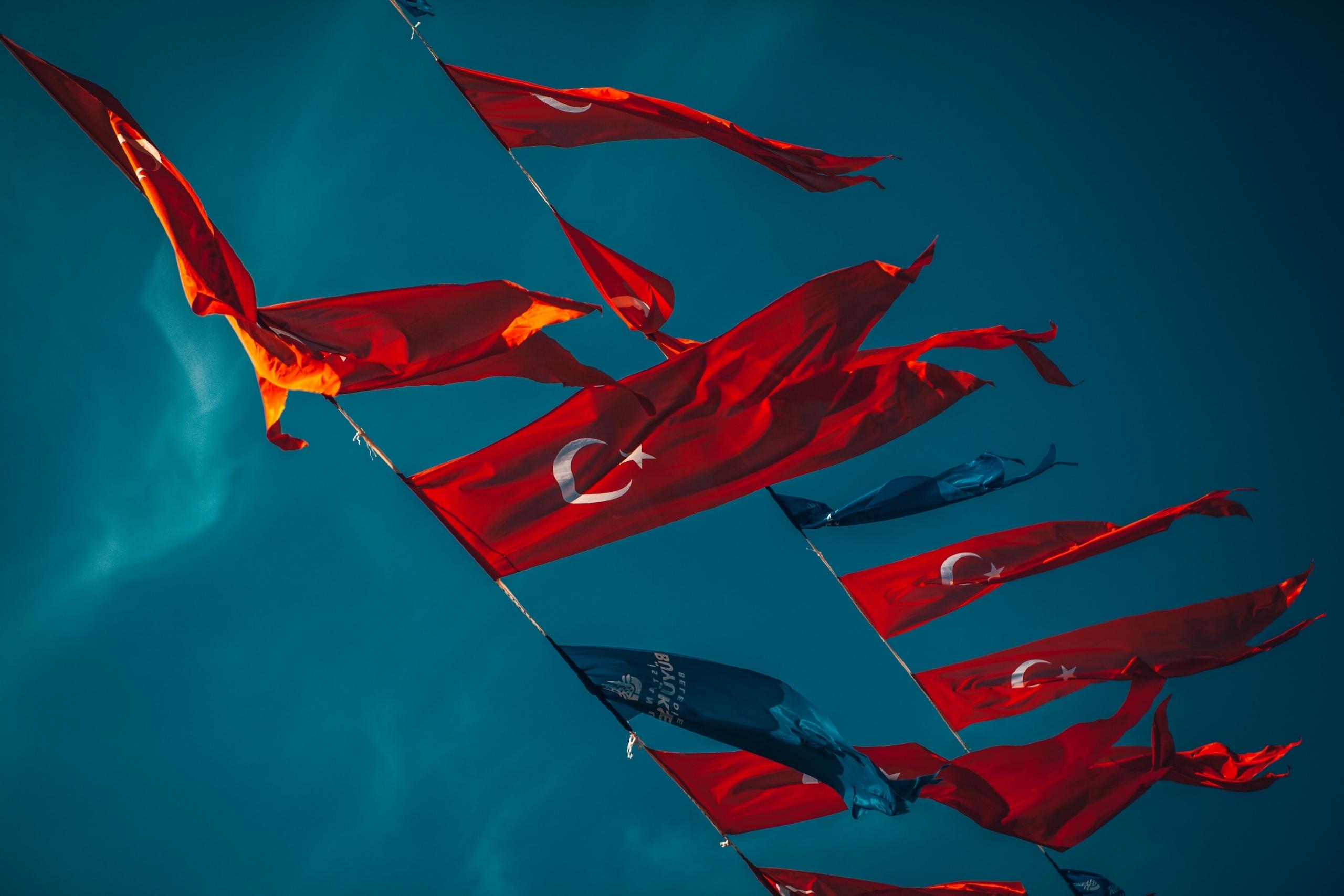 Havada dalgalanan Türk bayrakları