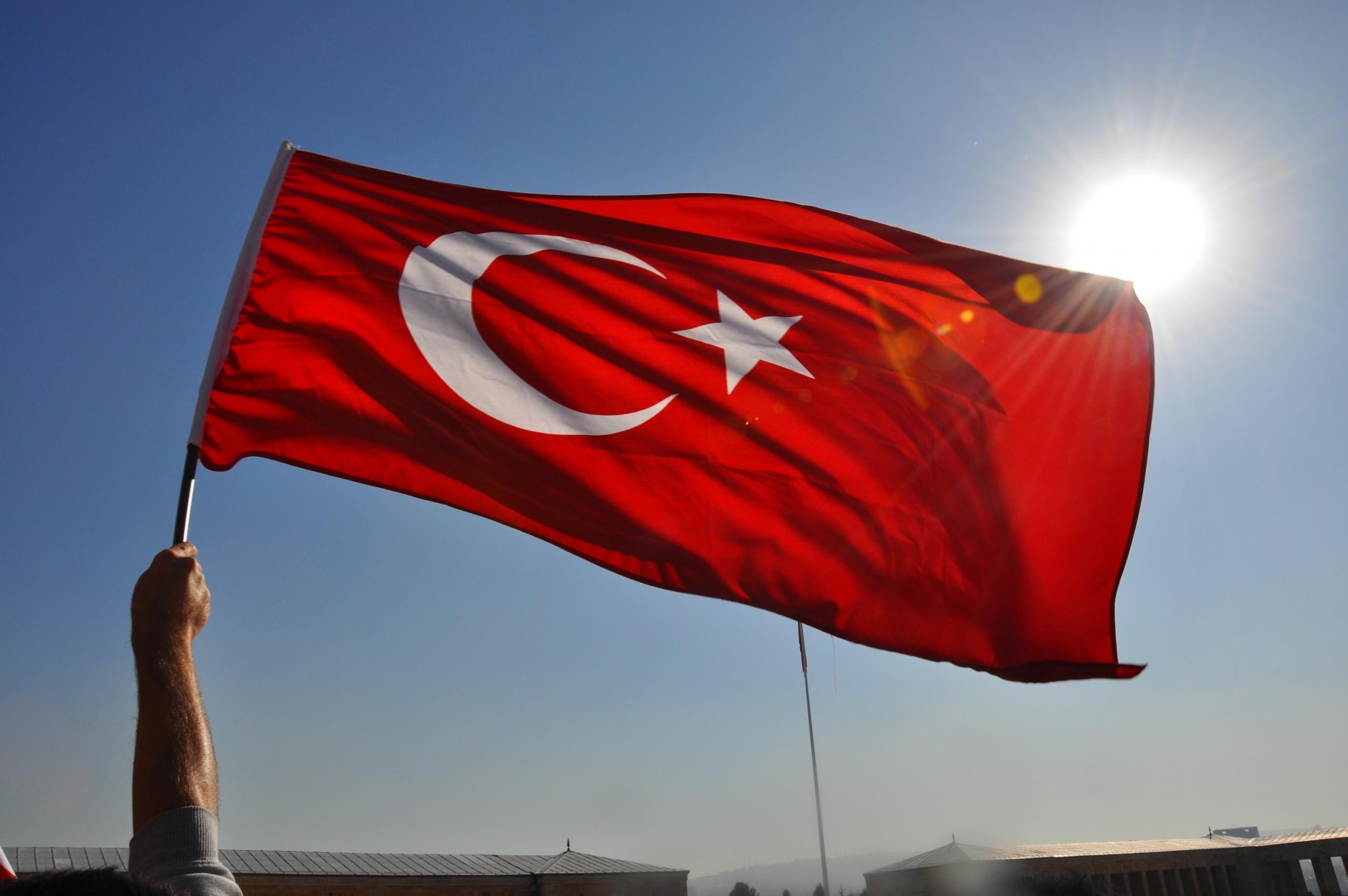 Havada bayrak tutan insan
