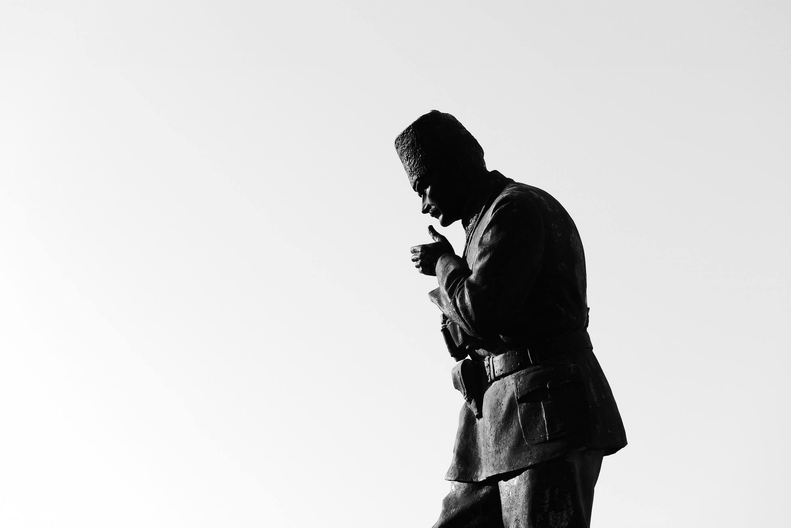 Beyaz arkaplanla Atatürk heykeli